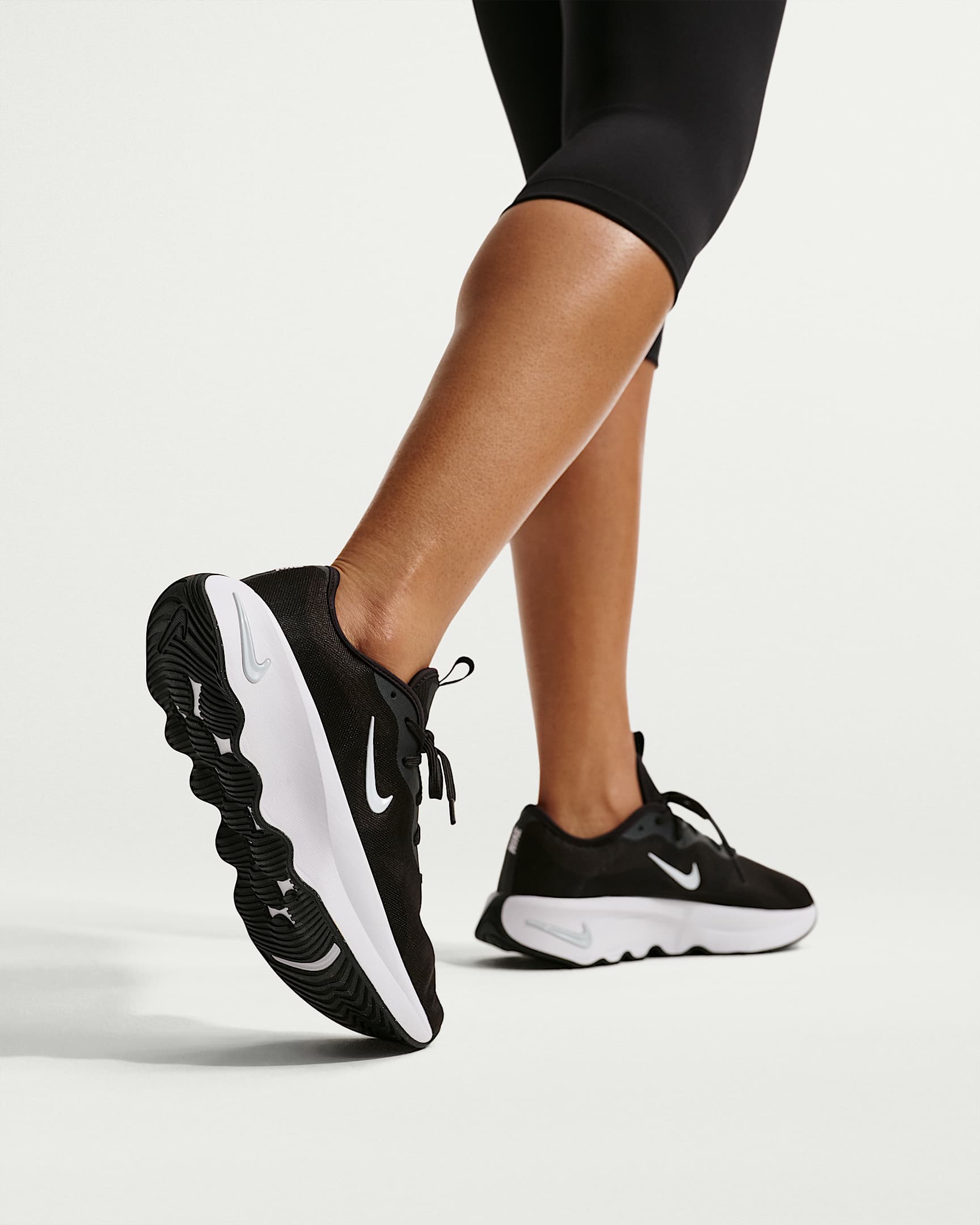 รองเท้าเดินผู้หญิง Nike Motiva 2 - ดำ/Pure Platinum/ขาว