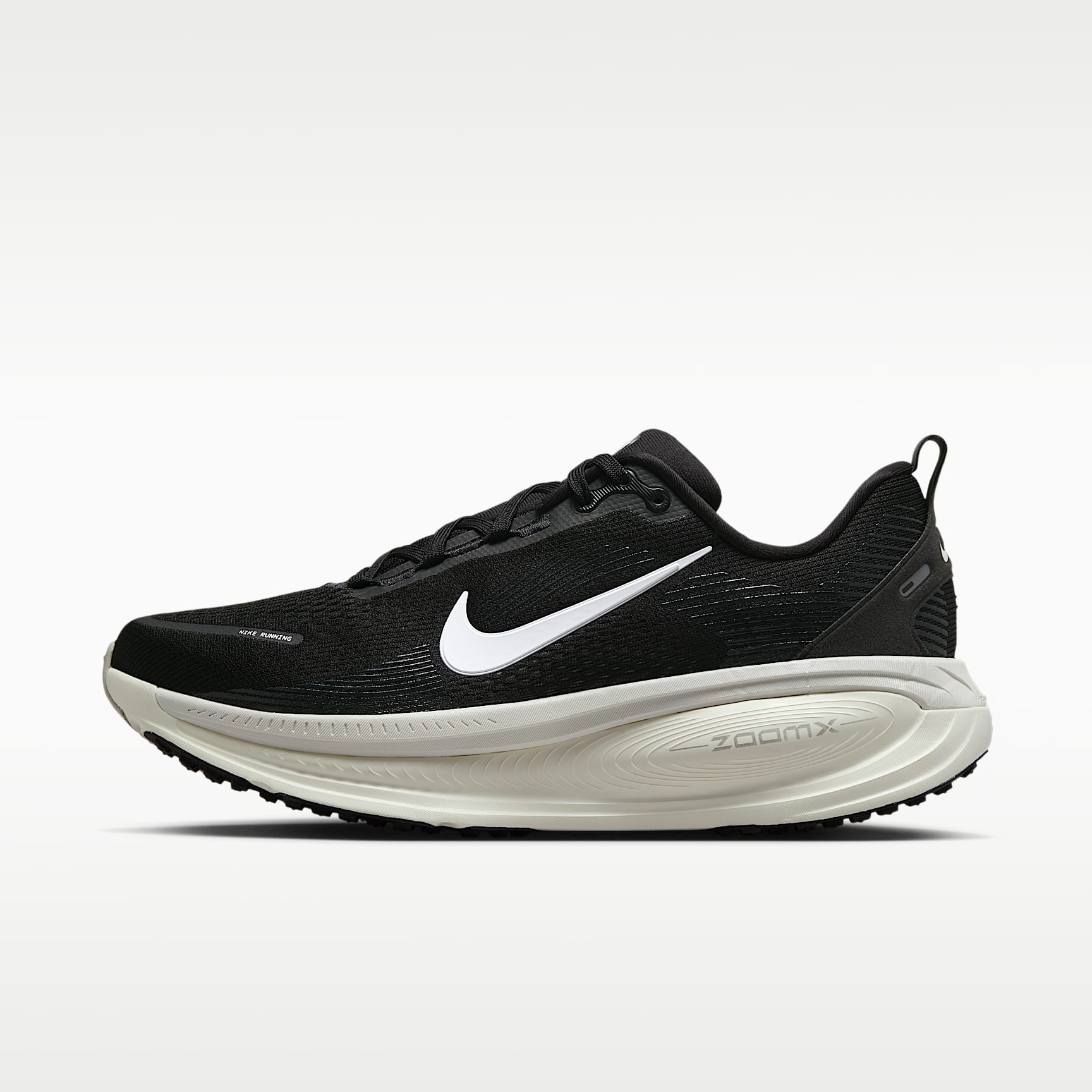 Nike Vomero 18 masculina na cor Black/Coconut Milk/Light Iron Ore/Summit White, vista lateral sobre fundo branco