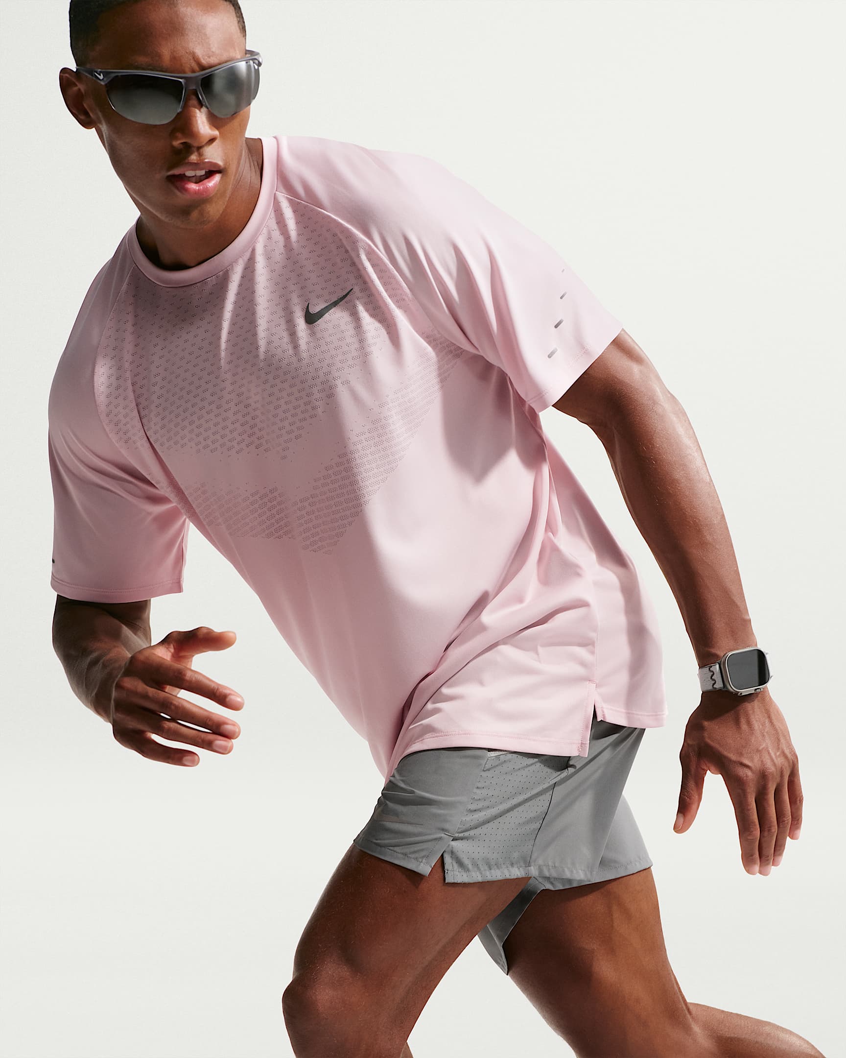 Playera de correr de manga corta Dri-FIT ADV para hombre Nike Stride - Rojo sedimento