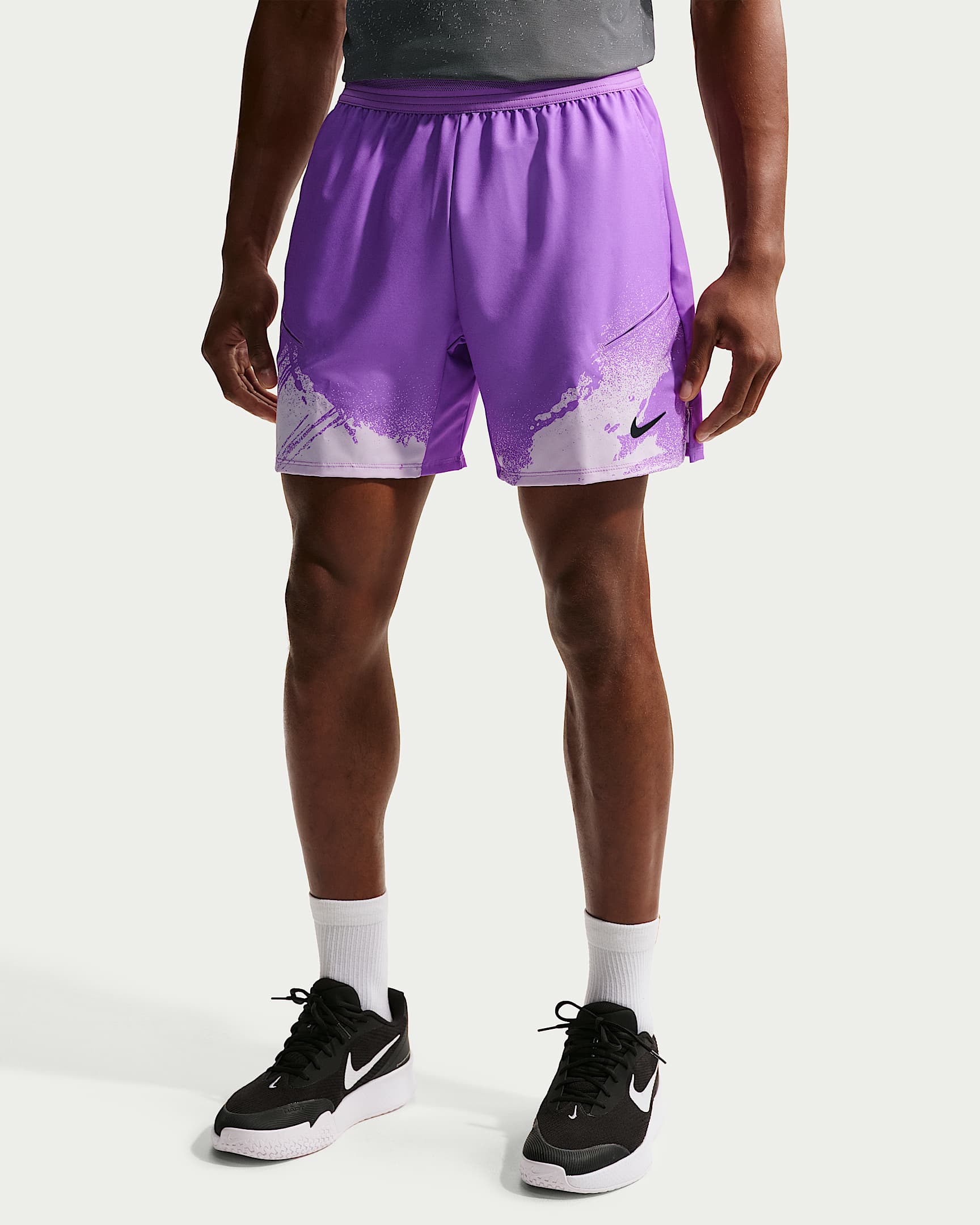 NikeCourt Slam Dri-FIT tennisshorts voor heren - Bright Violet/Violet Mist/Zwart