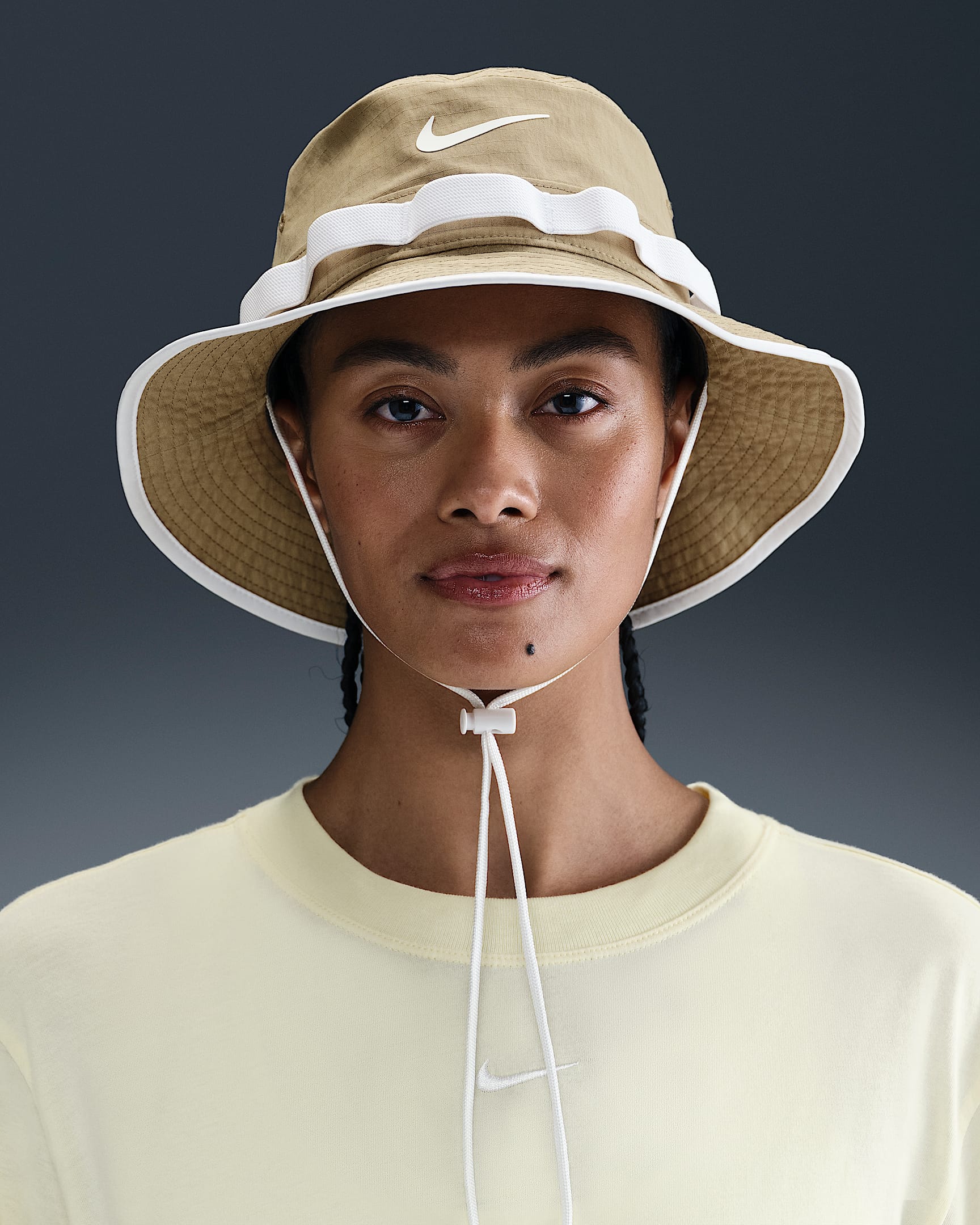 Klobouk Dri-FIT Nike Apex - Parachute Beige/Bílá/Anthracite/Bílá