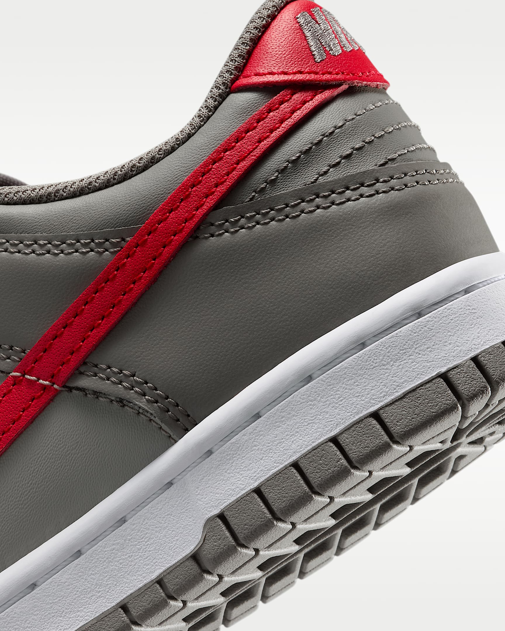 Tenis para niños grandes Nike Dunk Low - Adoquín/Gris suave/Plata noche/Rojo universitario