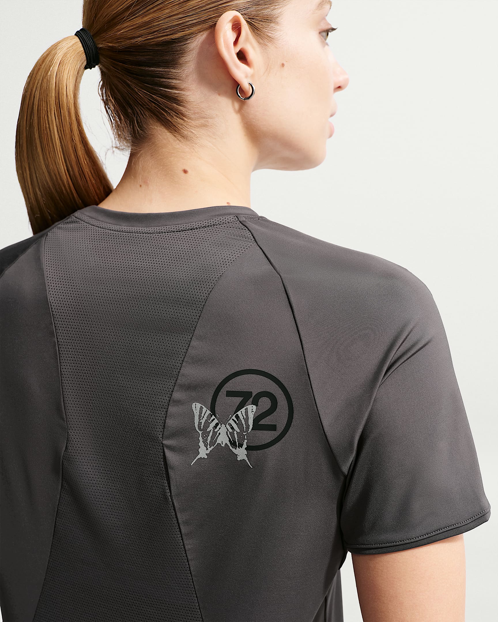 Playera de correr Dri-FIT para mujer Nike Swift - Ceniza medio