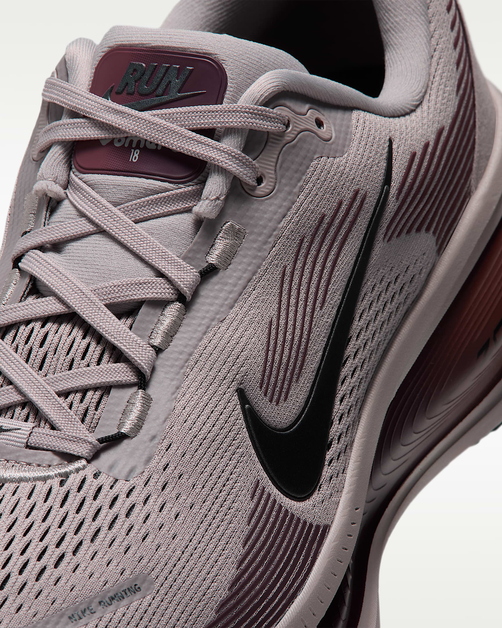 Scarpa da running su strada Nike Vomero 18 – Uomo - College Grey/Light Boulder/Burgundy Crush/Nero