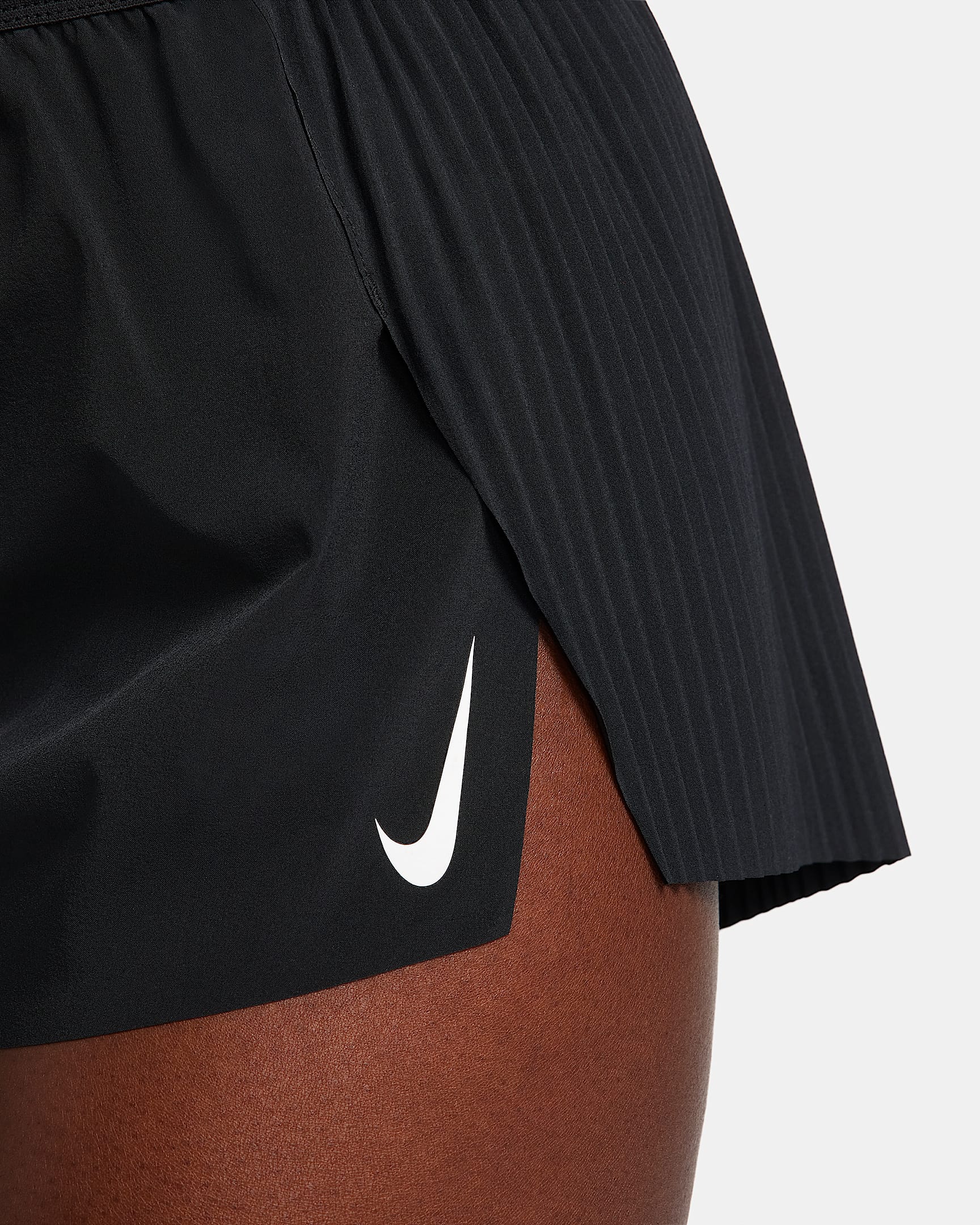 Nike AeroSwift Dri-FIT ADV Laufshorts mit mittelhohem Bund und Innenslip (Damen, ca. 7,5 cm) - Schwarz/Weiß