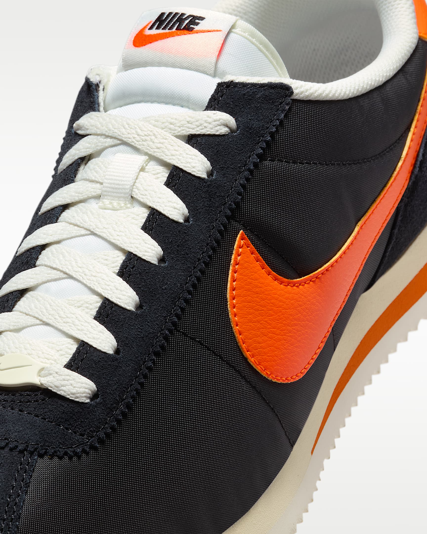 Tenis para hombre Nike Cortez Textile - Negro/Vela/Muselina/Naranja seguridad