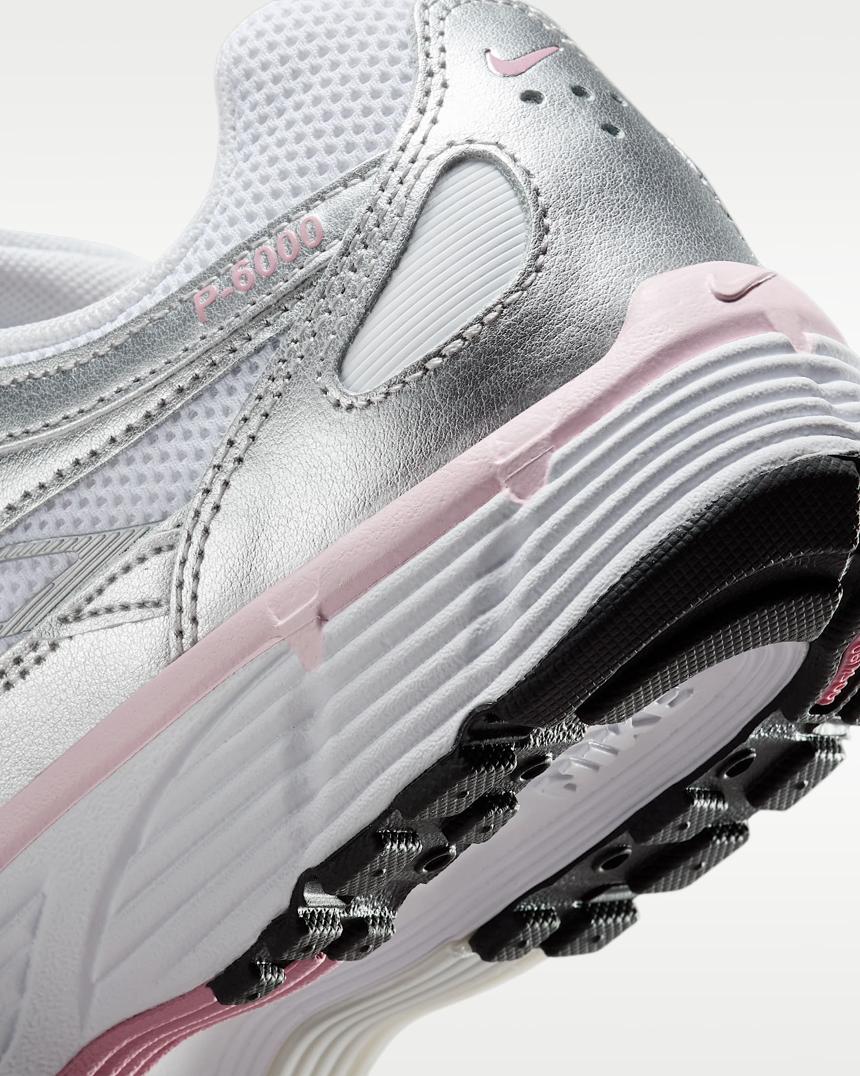 Nike P-6000 női cipő - Fehér/Elemental Pink/Fekete/Metallic Silver