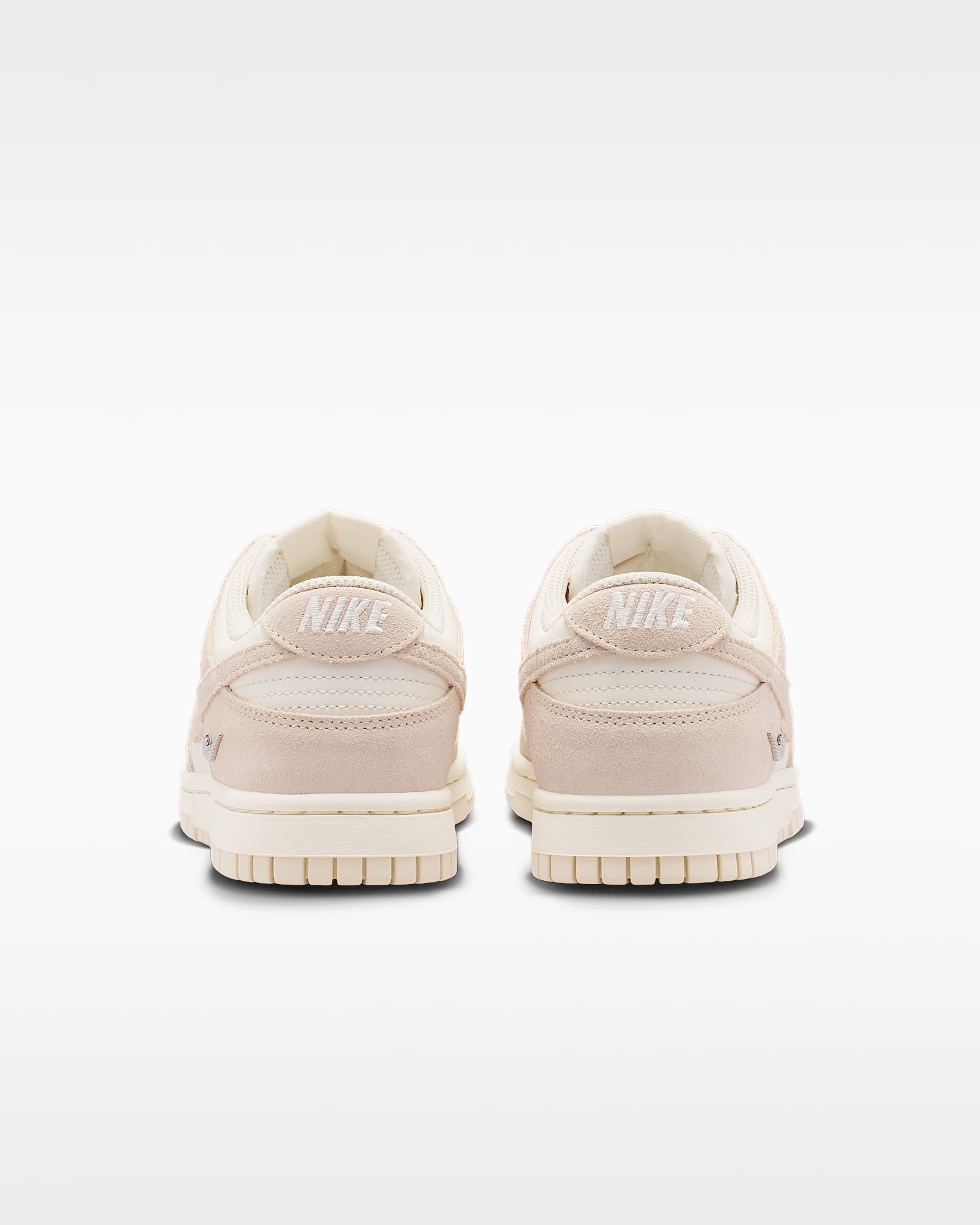 Chaussure Nike Dunk Low Suede pour femme - Pearl White/Pale Ivory/Metallic Silver/Pearl White