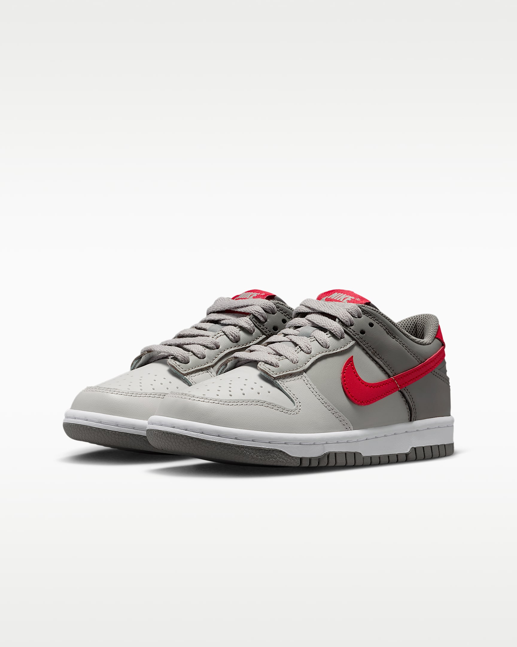Tenis para niños grandes Nike Dunk Low - Adoquín/Gris suave/Plata noche/Rojo universitario
