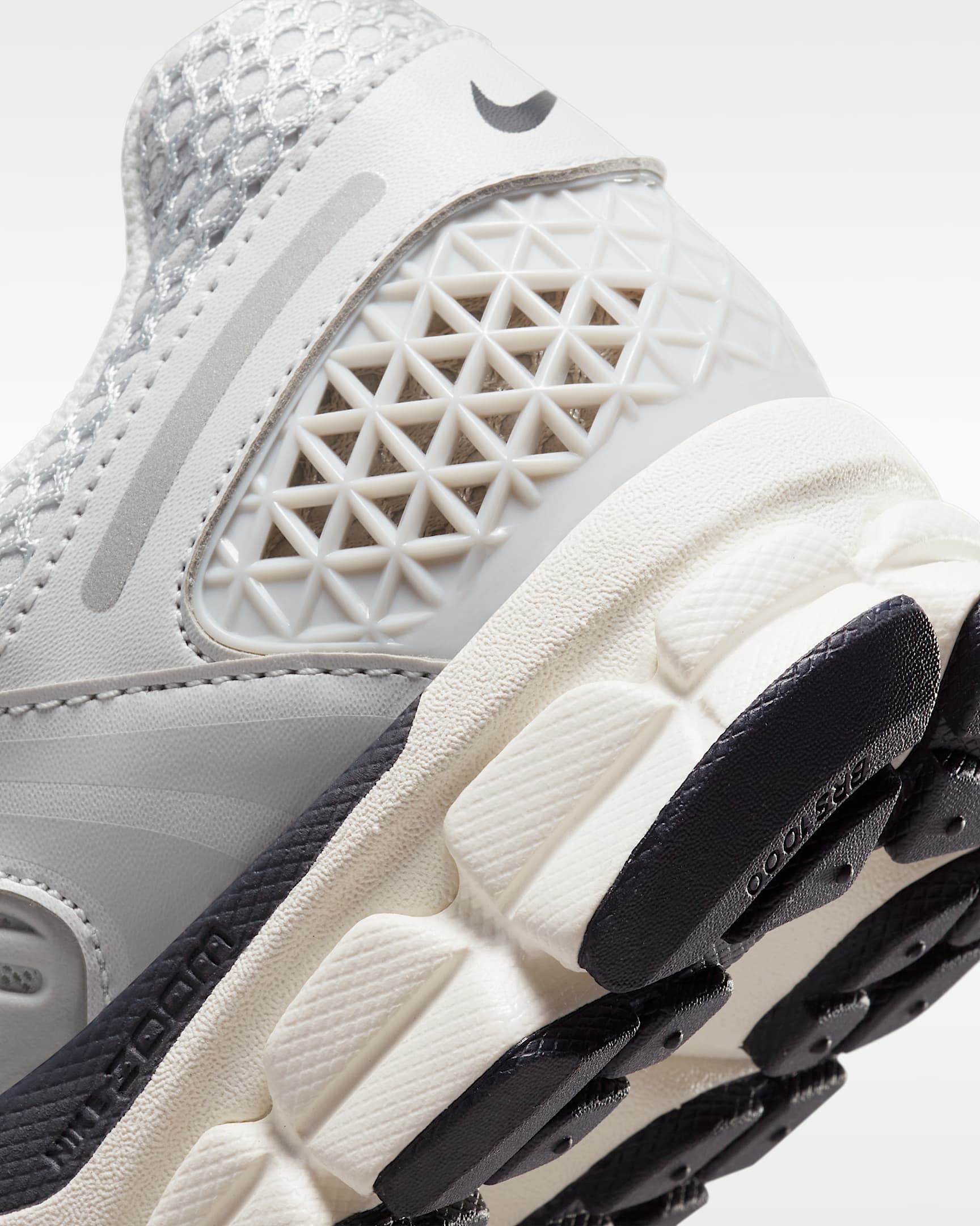 Nike Zoom Vomero 5 Women's Shoes - Photon Dust/Gridiron/Sail/Chrome