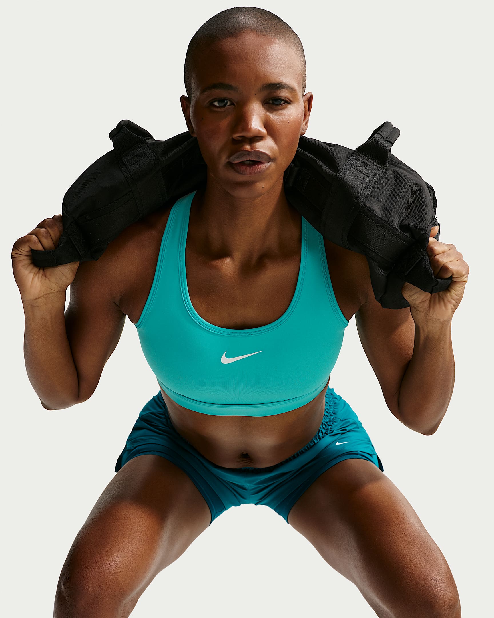 Bra deportivo con almohadilla de media sujeción para mujer Nike Swoosh - Energía/Blanco