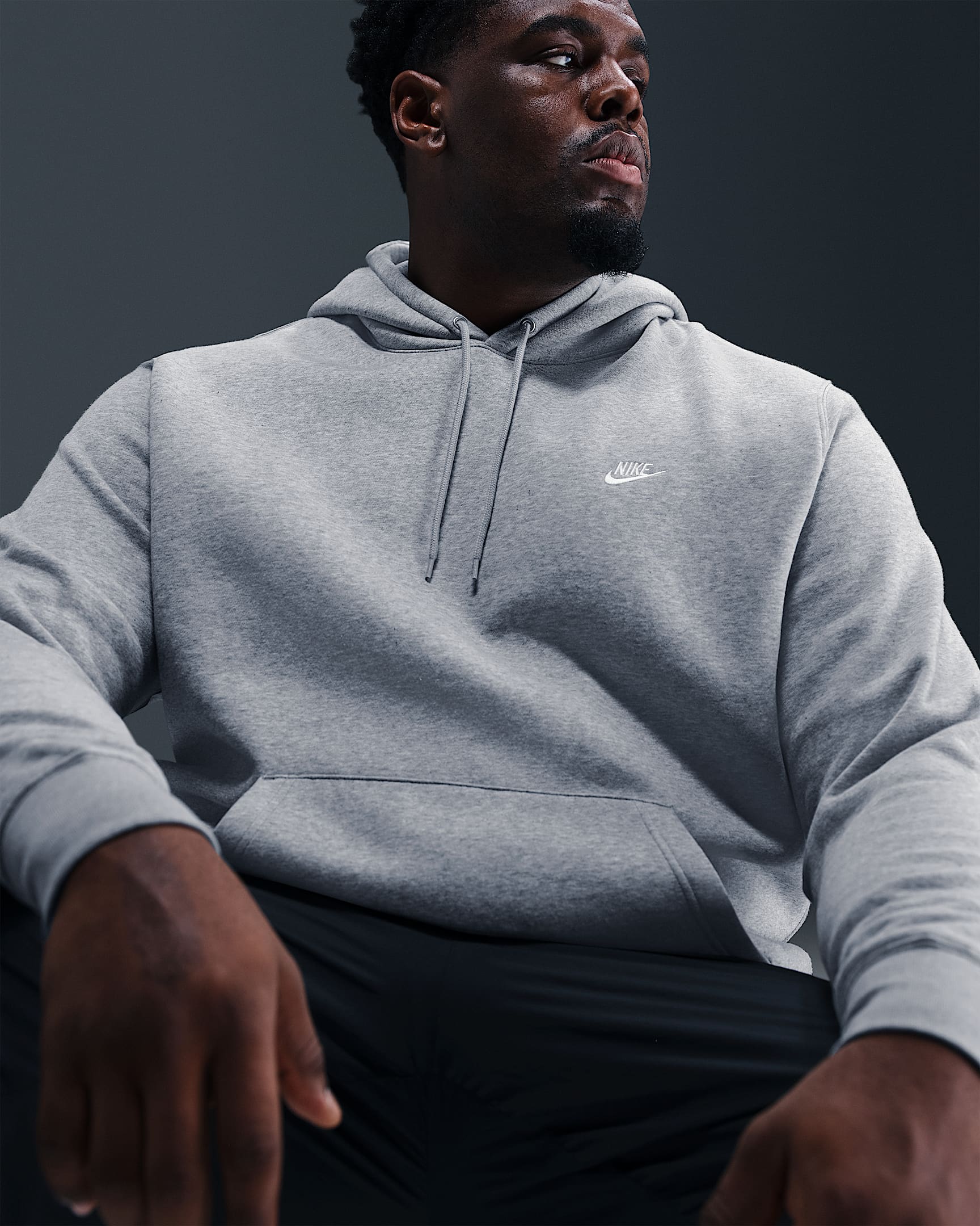 Nike Club fleecehettegenser til herre - Dark Grey Heather/Light Smoke Grey/Hvit