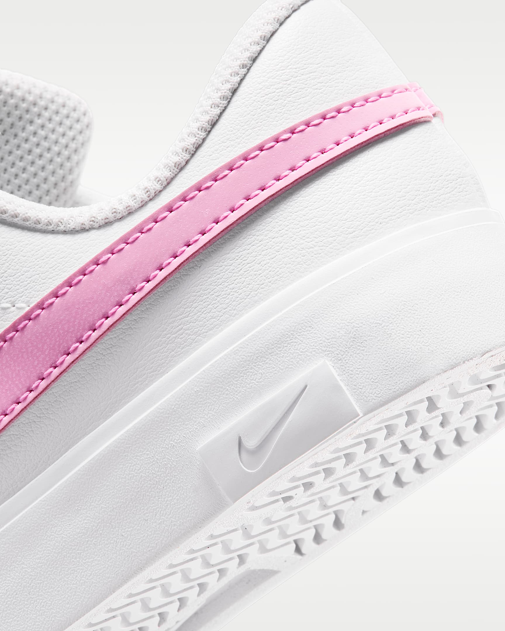 Nike Tennis Essential cipő kisgyerekeknek - Fehér/Fehér/Pink Rise