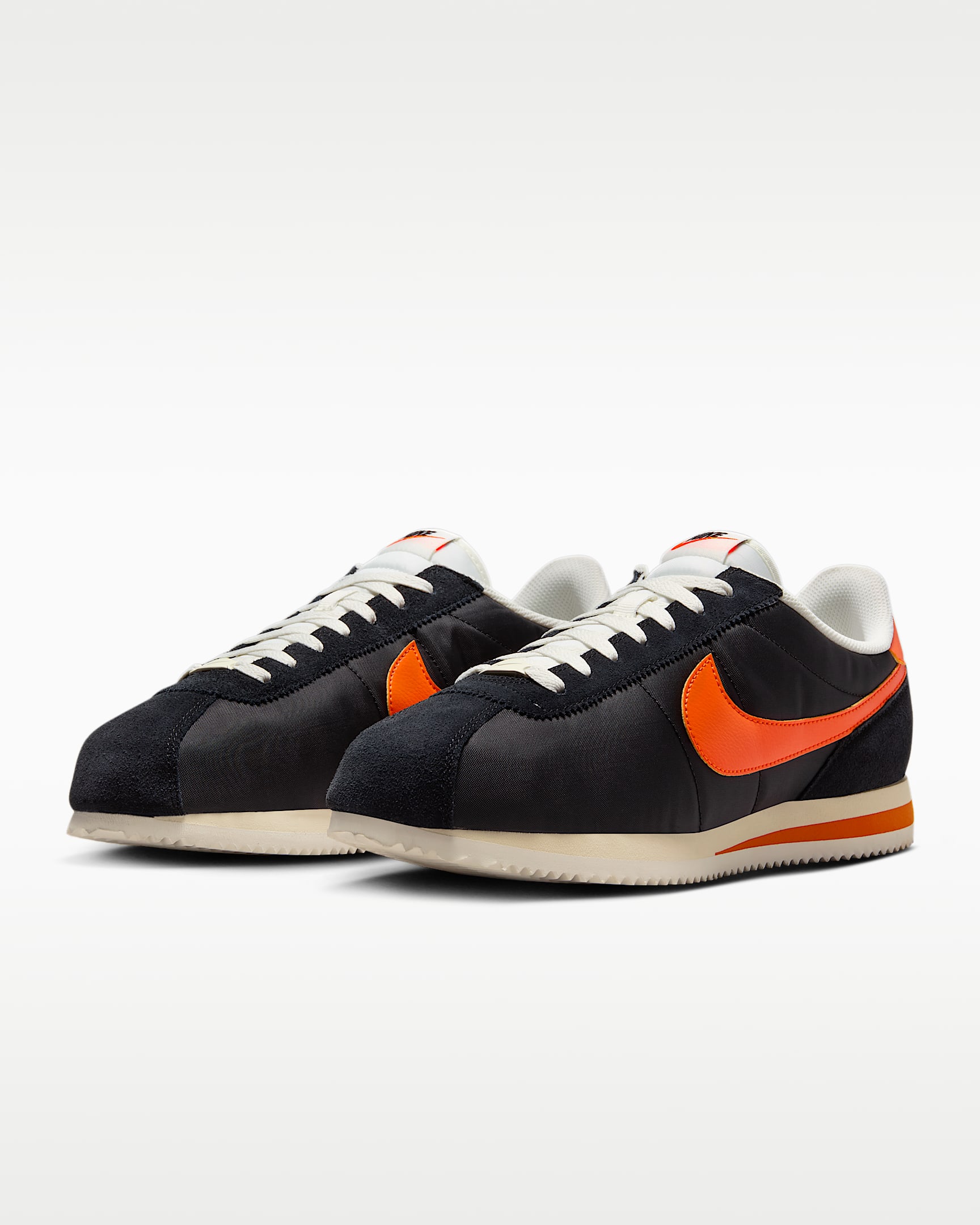 Tenis para hombre Nike Cortez Textile - Negro/Vela/Muselina/Naranja seguridad