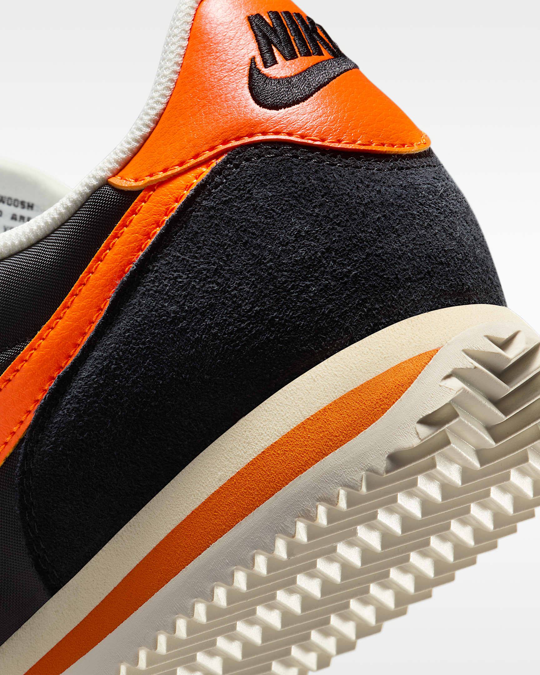 Tenis para hombre Nike Cortez Textile - Negro/Vela/Muselina/Naranja seguridad