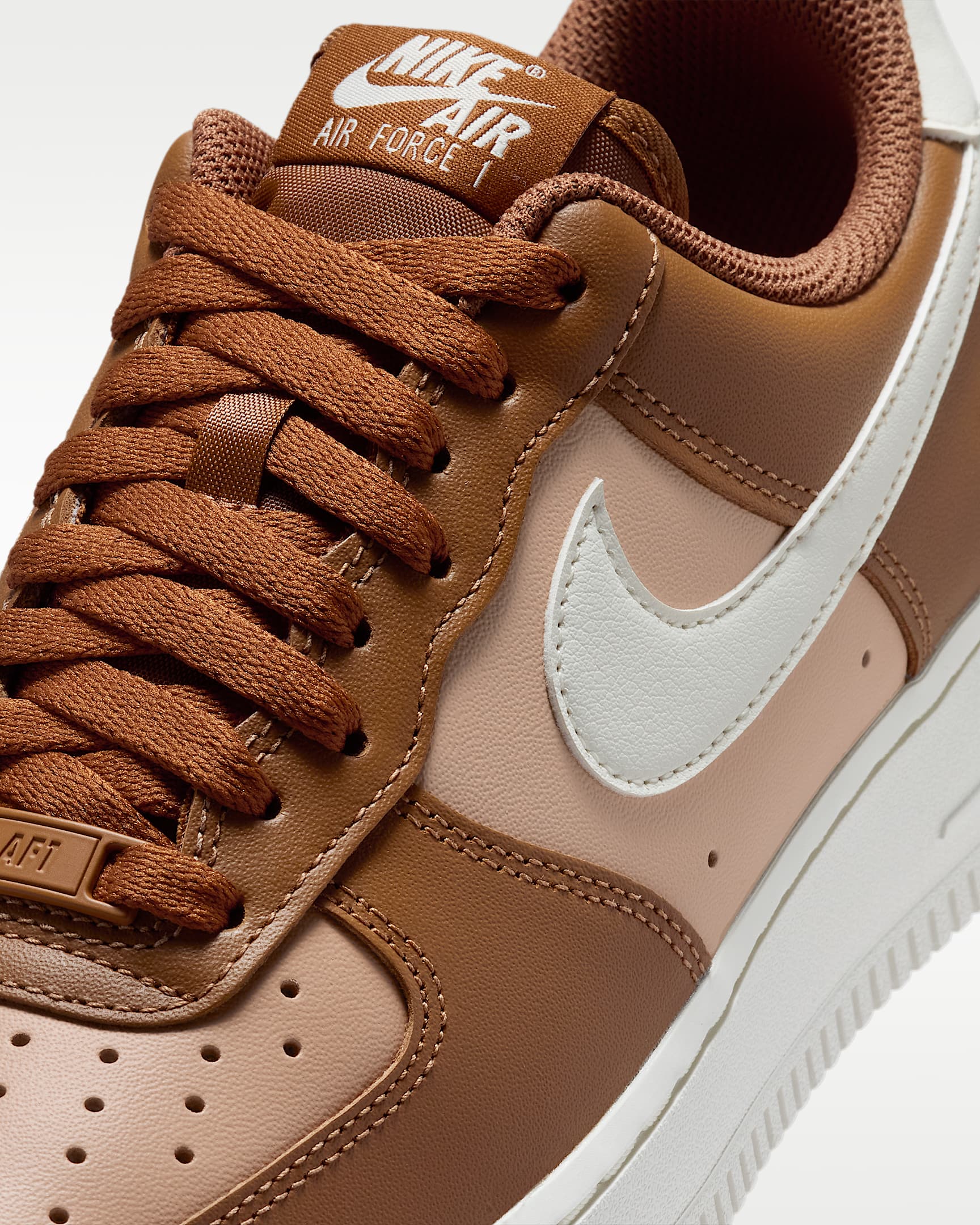 Tenis Nike Air Force 1 '07 para mujer - Tostado británico claro/Cáñamo/Oro metalizado/Vela