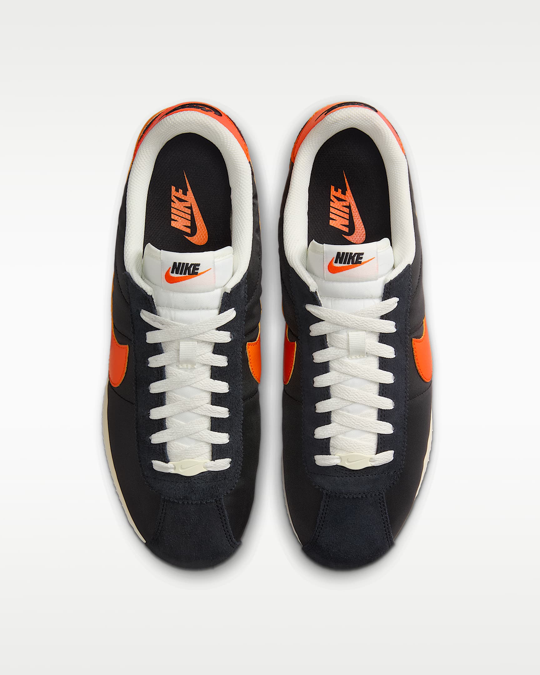 Tenis para hombre Nike Cortez Textile - Negro/Vela/Muselina/Naranja seguridad
