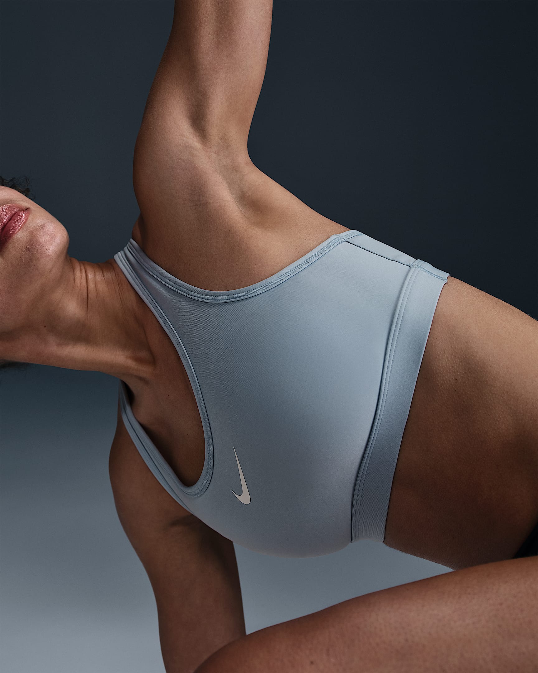Bra deportivo con almohadilla de media sujeción para mujer Nike Swoosh - Azul militar claro/Azul militar claro/Blanco