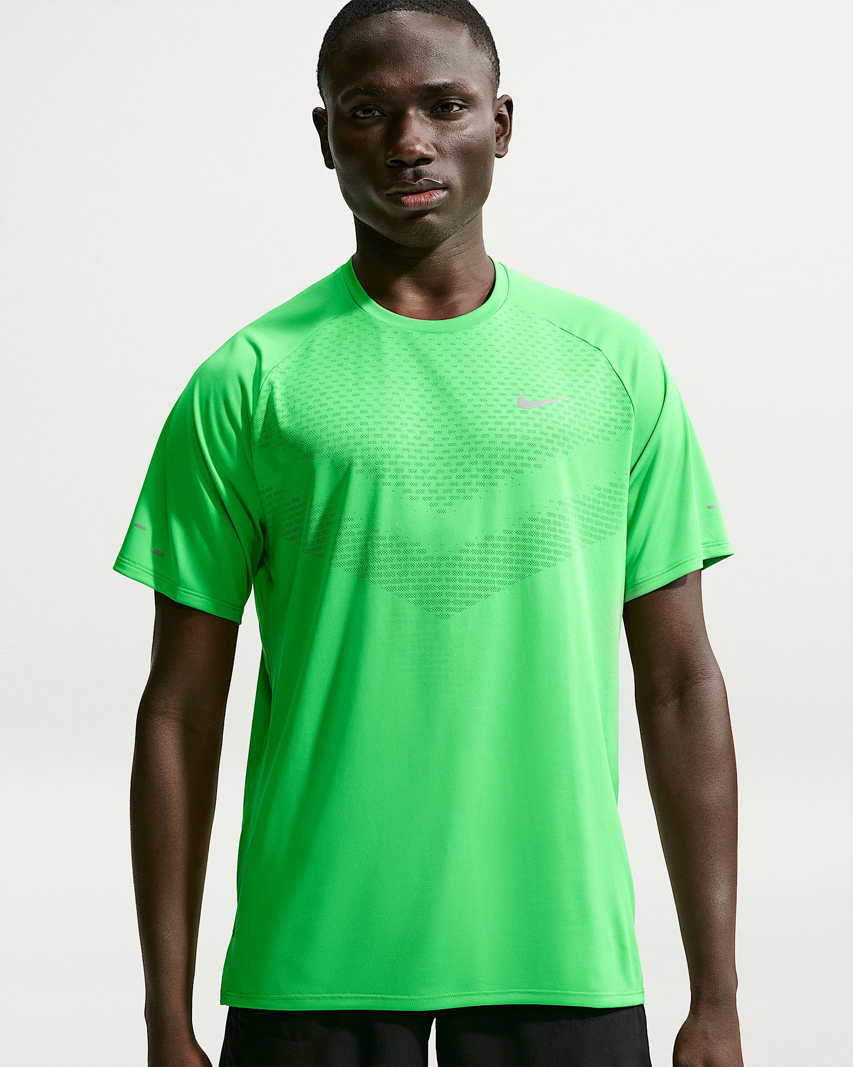 Kortärmad löpartröja Nike Stride Dri-FIT ADV för män - Green Spark