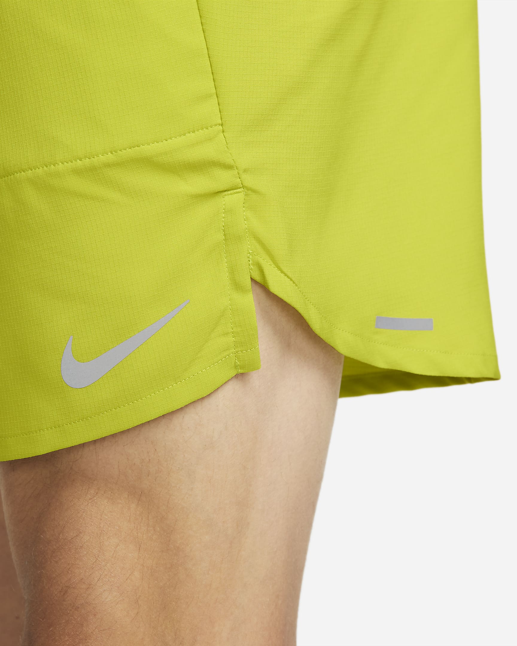 Shorts de correr Dri-FIT de 18 cm con forro de ropa interior para hombre Nike Stride - Cactus brillante/Musgo