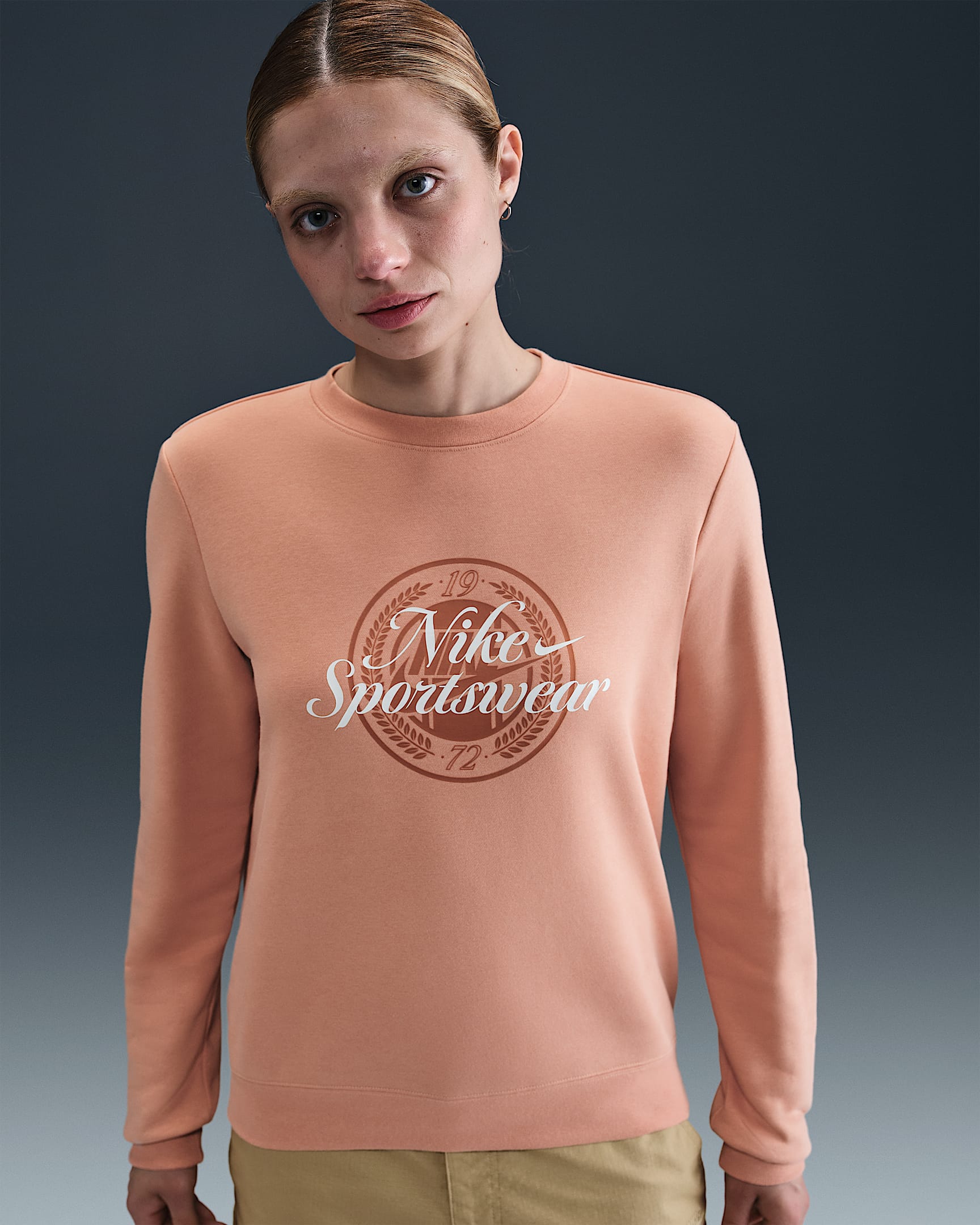 Sudadera de cuello redondo con gráfico para mujer Nike Sportswear Club Fleece - Oro rosa/Vela