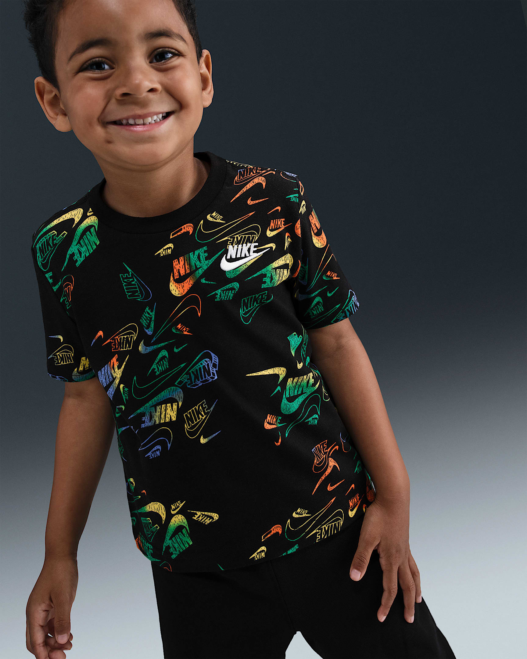 Conjunto de playera y pants Reveal estampado infantil Nike Sportswear - Negro