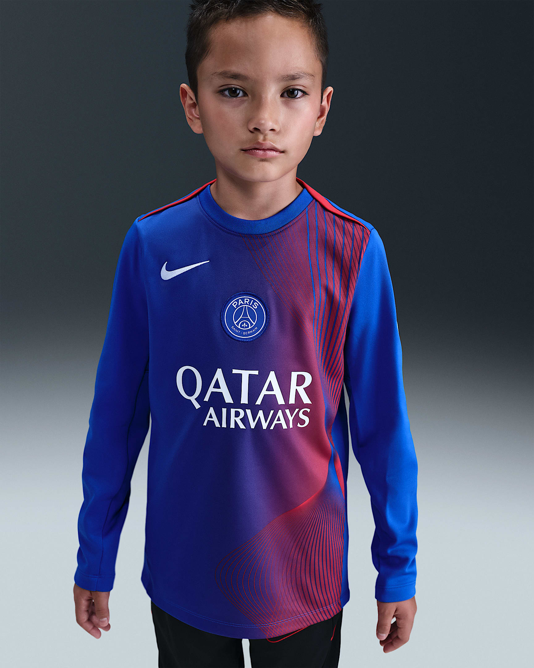 Předzápasové fotbalové tričko Nike Dri-FIT Total 90 Paris Saint-Germain Academy Pro s dlouhým rukávem pro větší děti - Hyper Royal/Global Red/Bílá