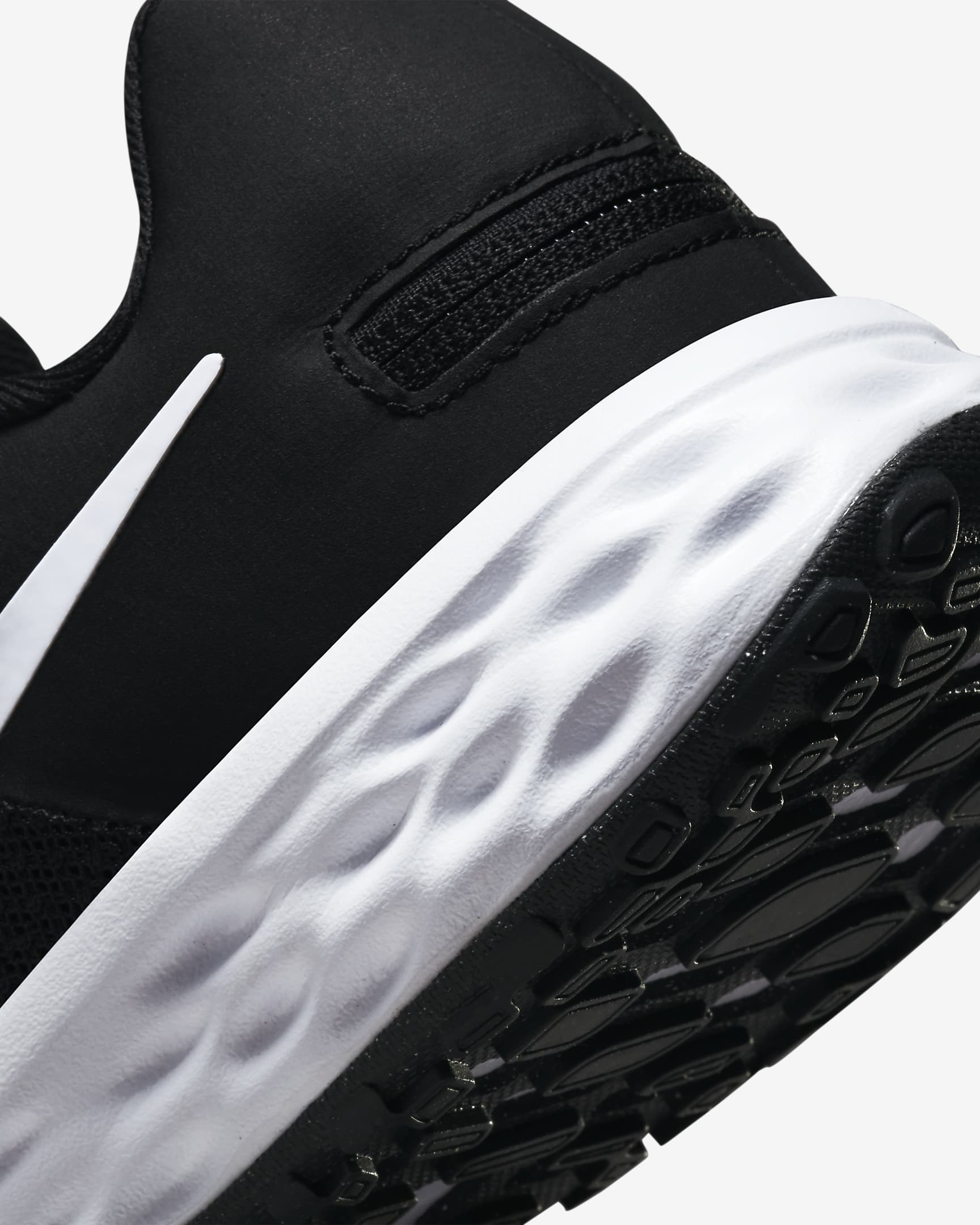 Nike Revolution 6 FlyEase Straßenlaufschuh für einfaches An- und Ausziehen für ältere Kinder - Schwarz/Dark Smoke Grey/Weiß