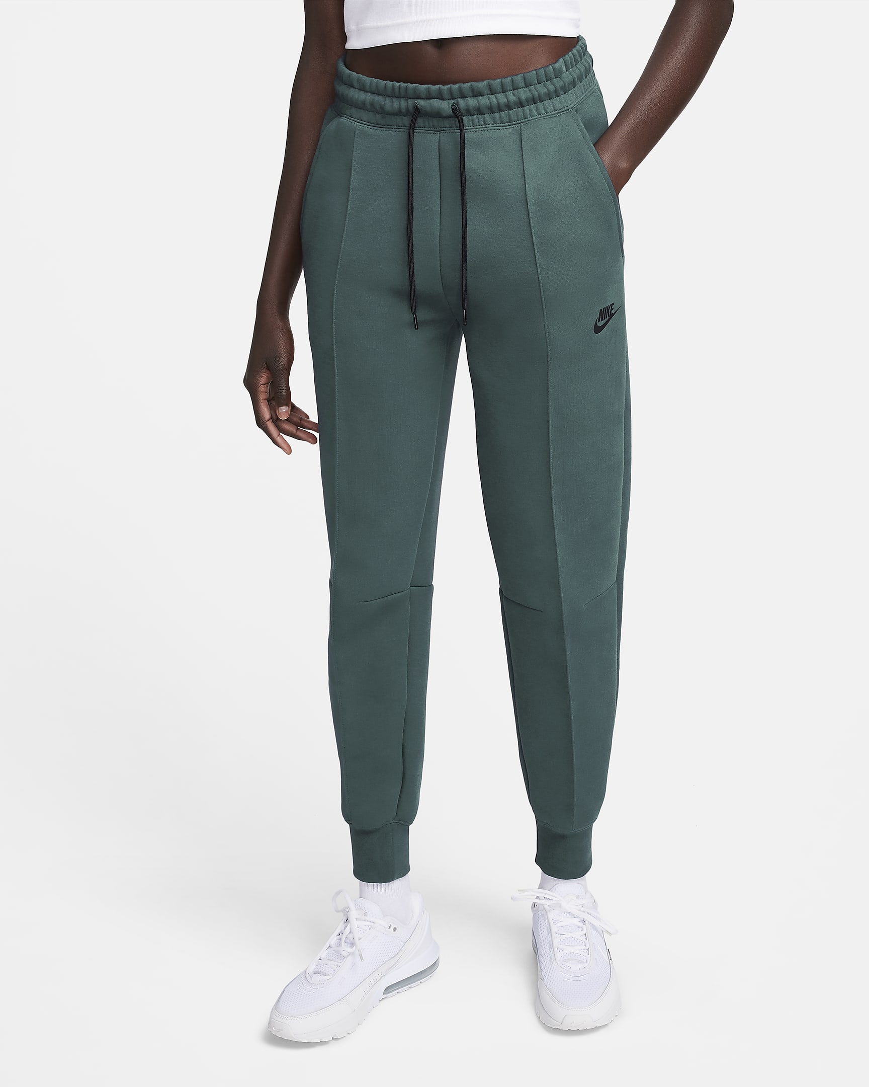 Joggingbyxor Nike Sportswear Tech Fleece med medelhög midja för kvinnor - Deep Jungle/Svart