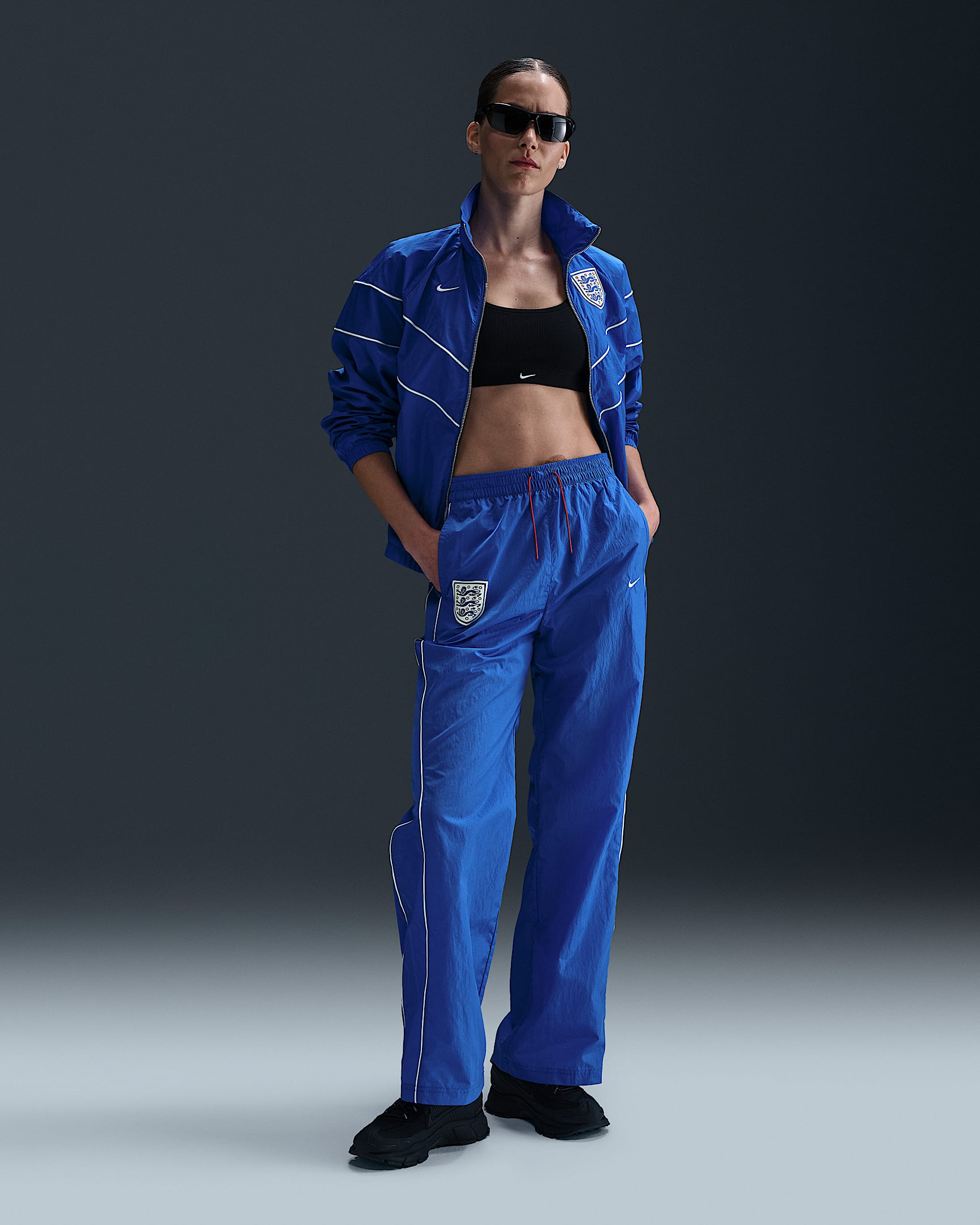 Dámské tkané kalhoty Nike Football Anglie Windrunner s vysokým pasem - Hyper Royal/Hyper Royal/Bílá
