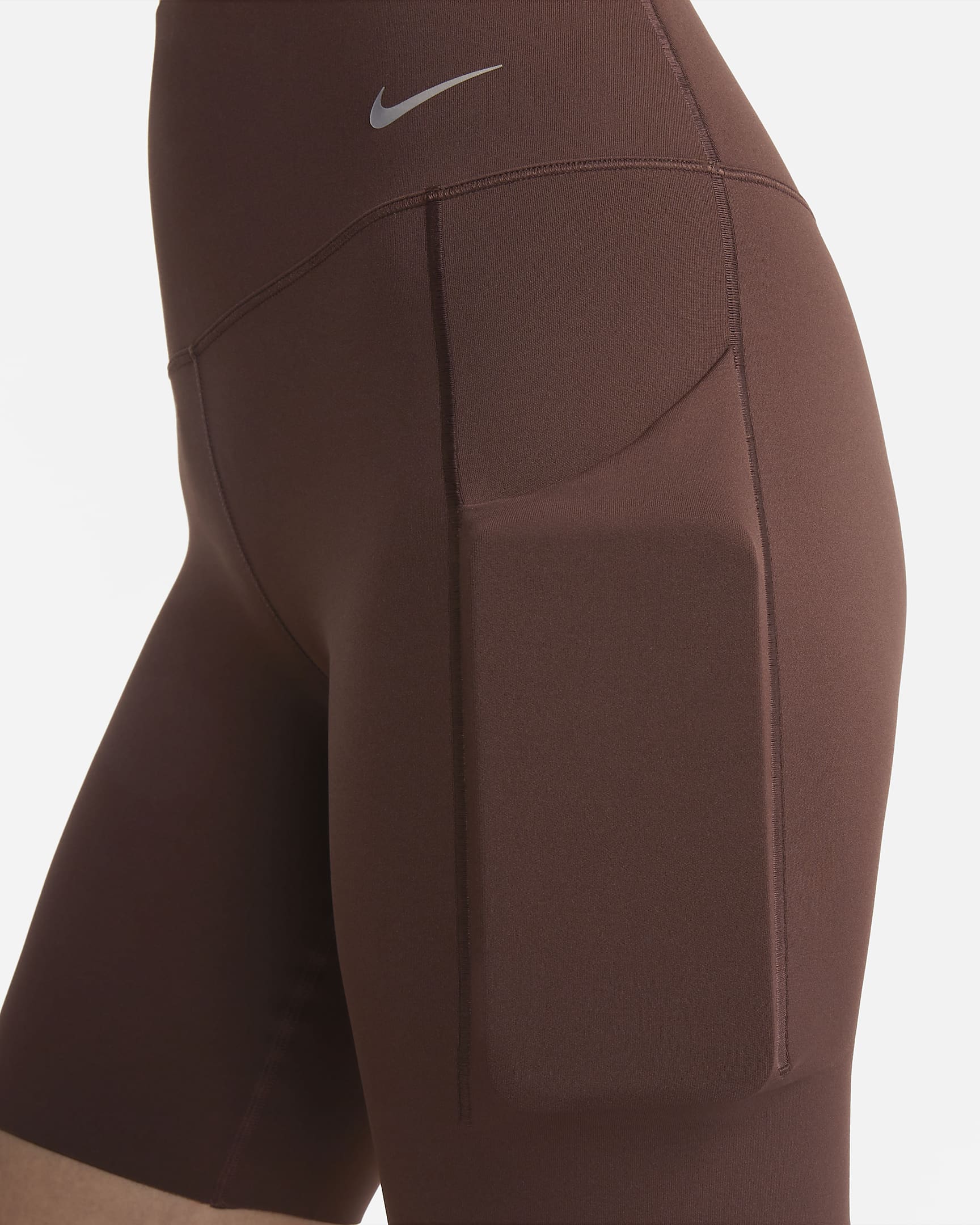 Shorts de ciclismo con bolsillos de 20 cm de tiro alto y media sujeción para mujer Nike Universa - Tierra/Negro