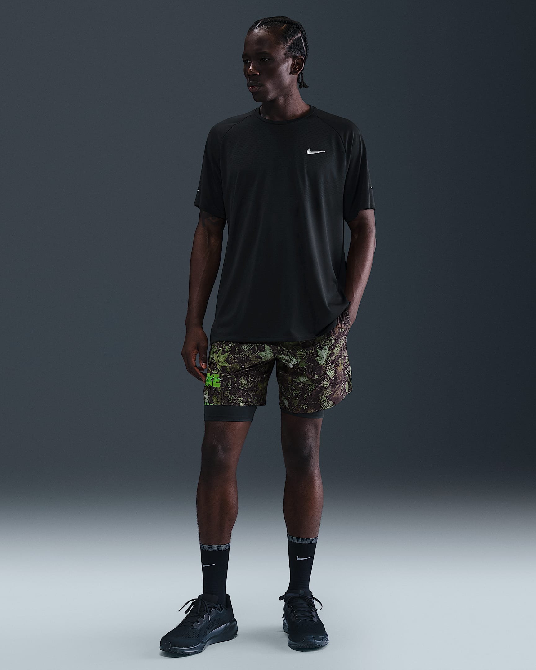 Short de running imprimé avec sous-short intégré Dri-FIT Nike Stride 18 cm pour homme - Noir/Blanc/Forest Green