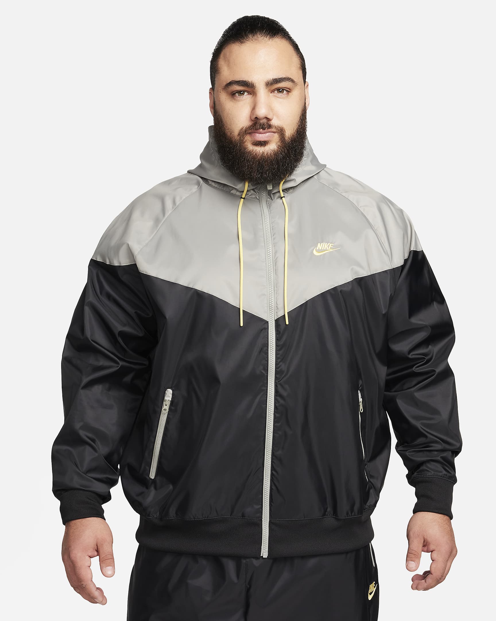 Chamarra con gorro para hombre Nike Sportswear Windrunner - Negro/Estuco oscuro/Oro Saturno