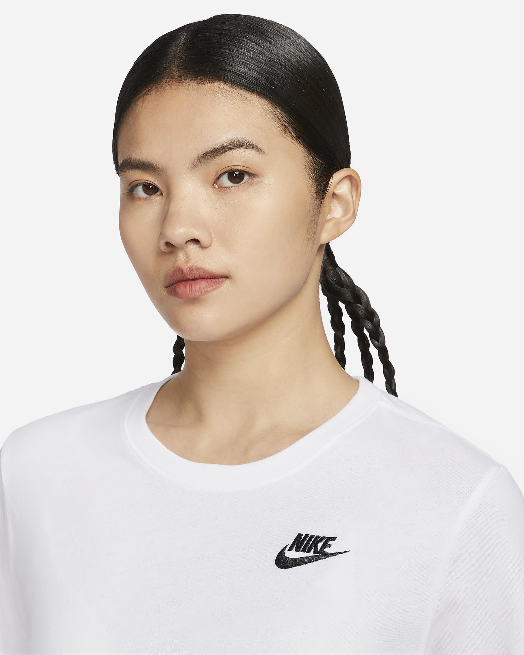 เสื้อยืดผู้หญิง Nike Sportswear Club Essentials - ขาว/ดำ