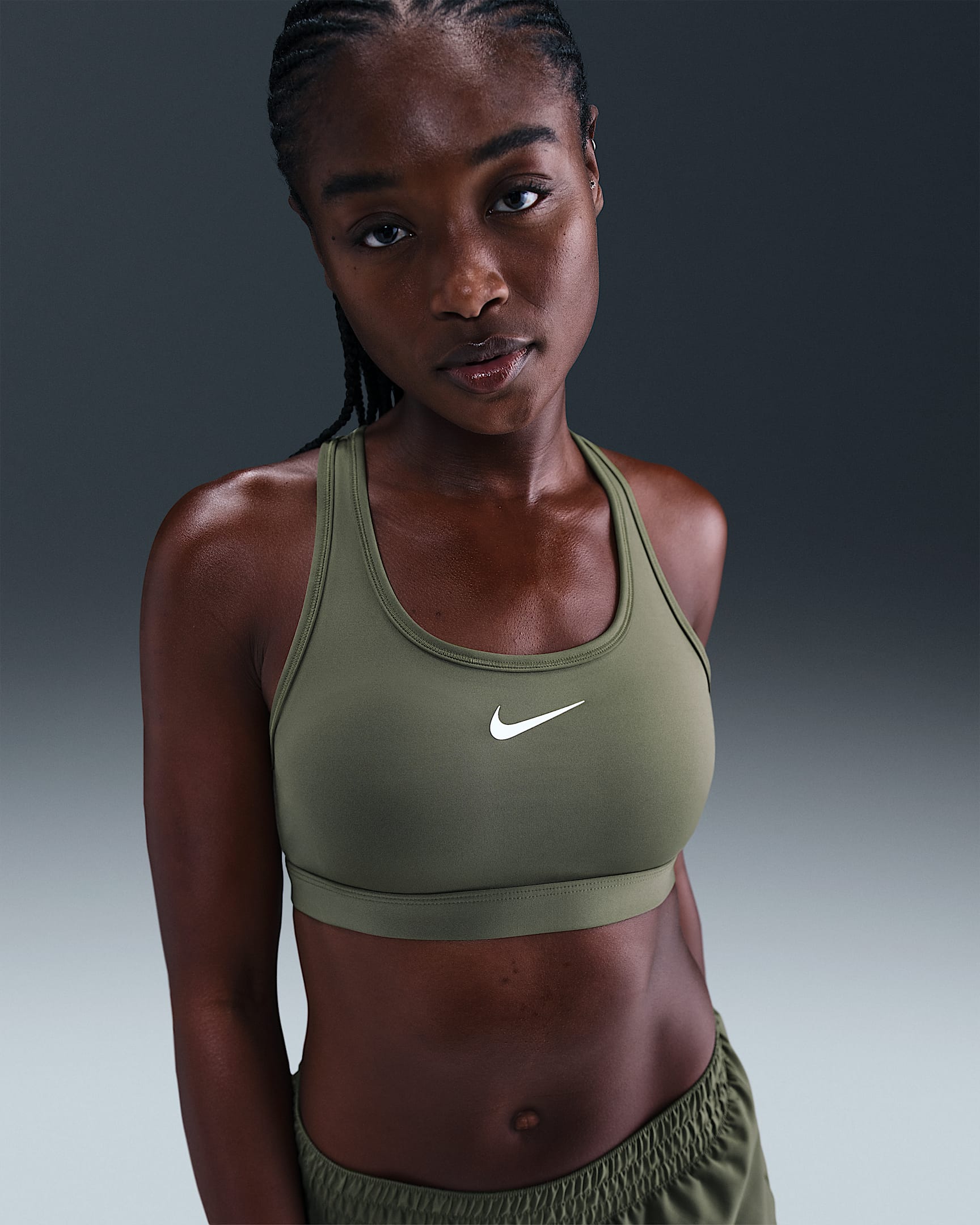 Nike Swoosh gepolsterter Sport-BH mit mittlerem Halt - Medium Olive/Weiß