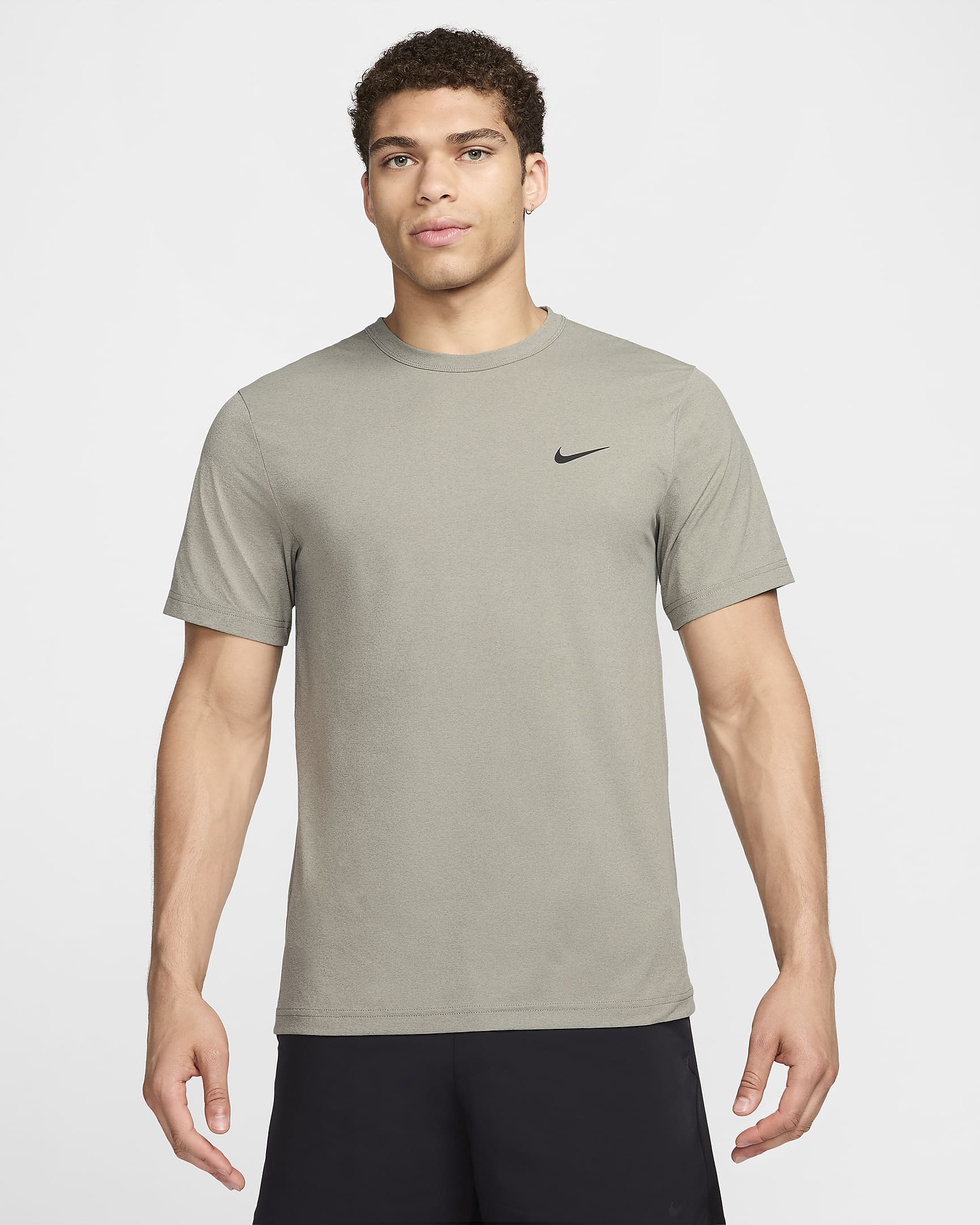 Camisola versátil de manga curta Dri-FIT UV Nike Hyverse para homem - Dark Stucco/Preto