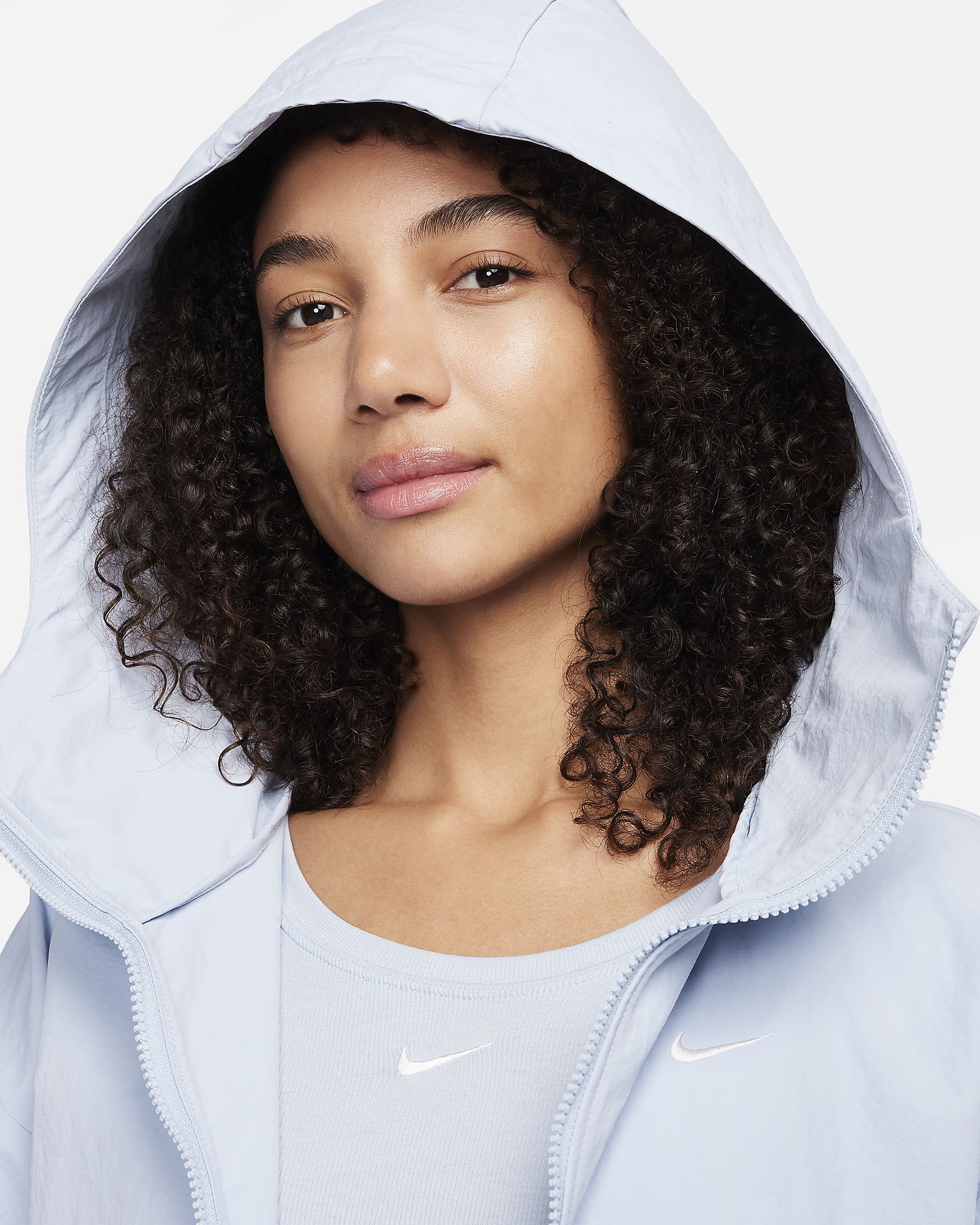 Chamarra con gorro oversized para mujer Nike Sportswear Everything Wovens - Azul militar claro/Vela