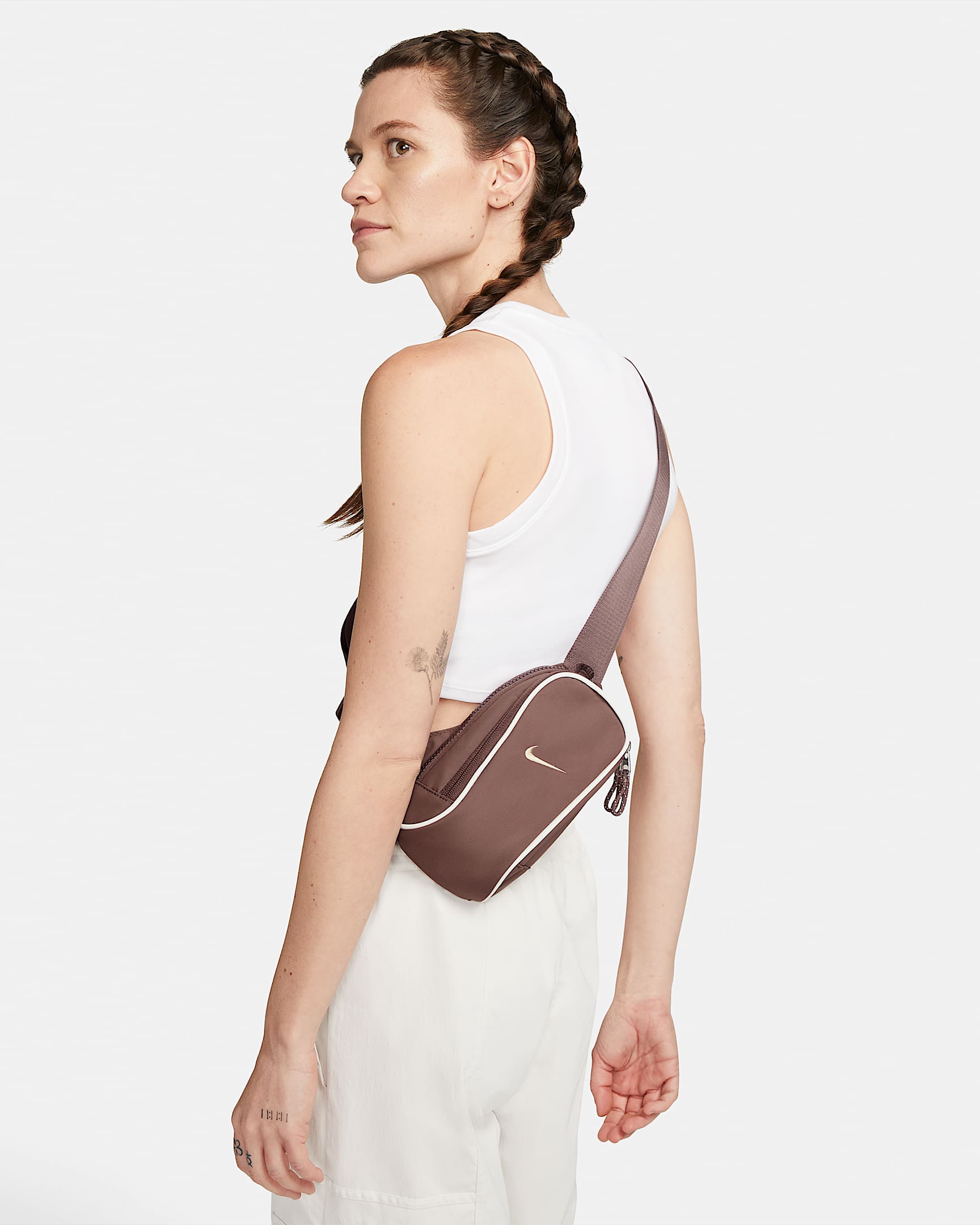 Nike Sportswear Essentials CrossBody Bag (1L). Nike DK