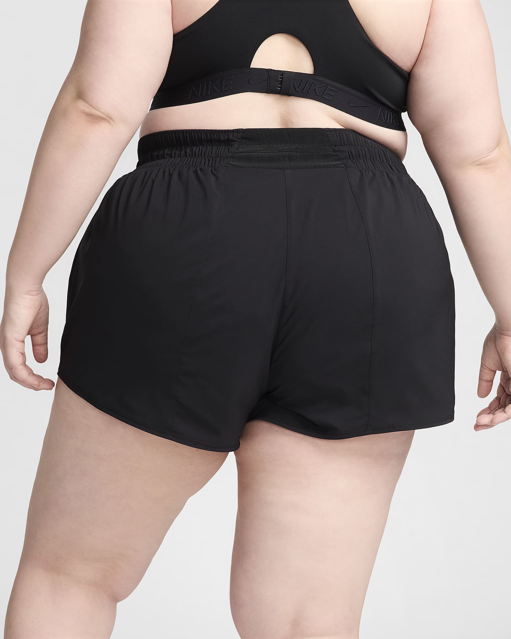 Nike One Swoosh Dri-FIT fôret løpeshorts med mellomhøyt liv til dame (Plus Size) - Svart/Hvit