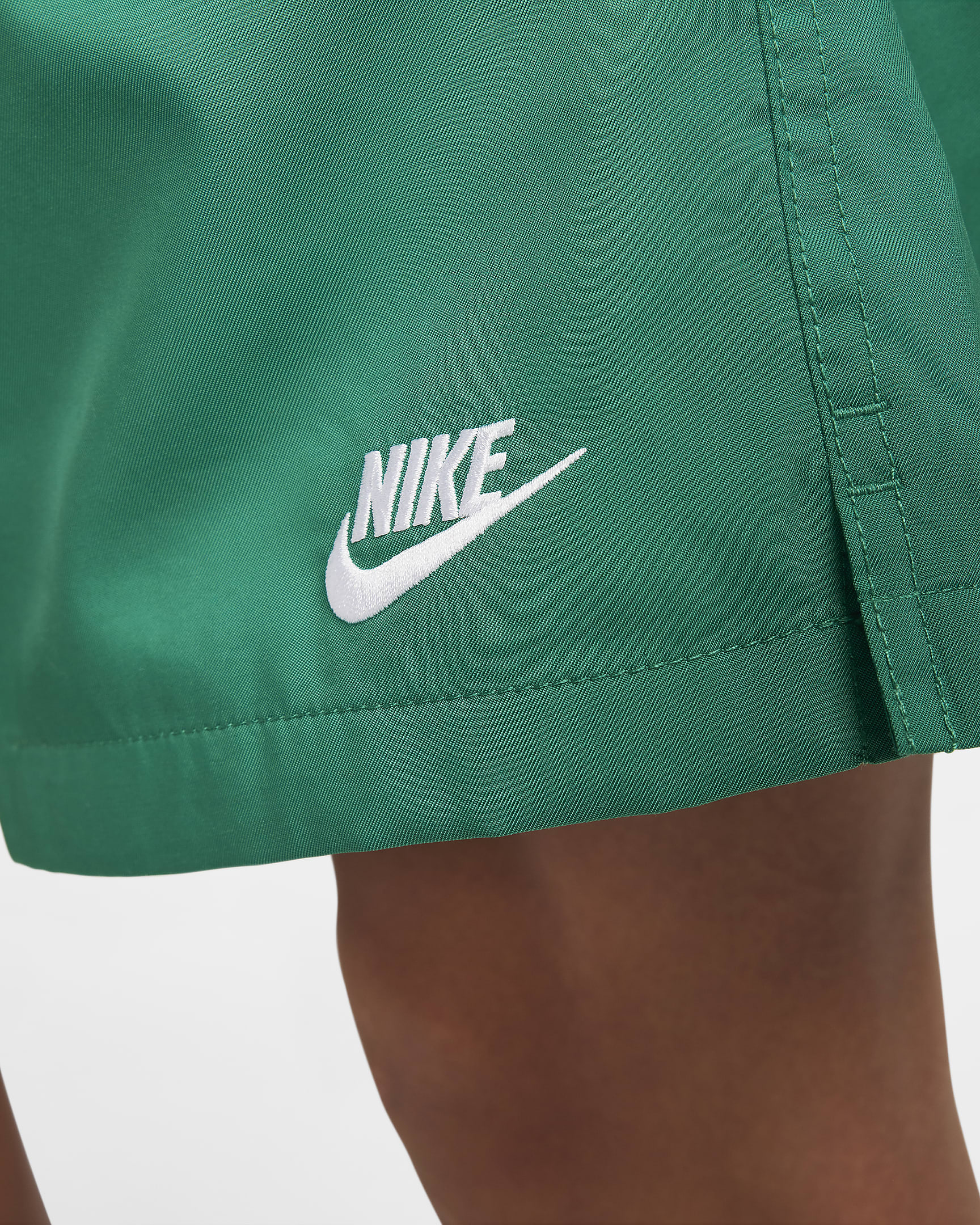 Nike Club Men's Woven Flow Shorts - Malachite/White