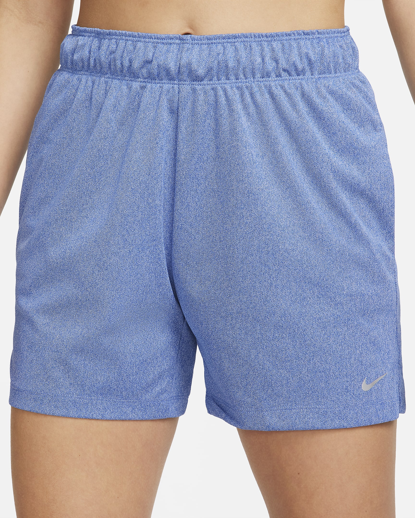 Shorts de fitness sin forro de tiro medio Dri-FIT de 13 cm para mujer Nike Attack - Hiperroyal/Jaspeado/Azul militar claro