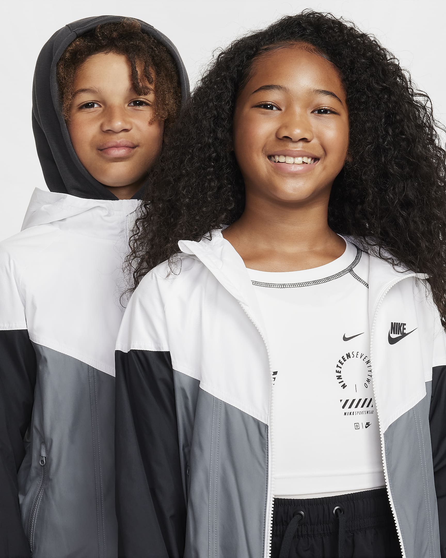 Veste à capuche déperlante Nike Sportswear Windrunner pour ado - Blanc/Smoke Grey/Noir/Noir