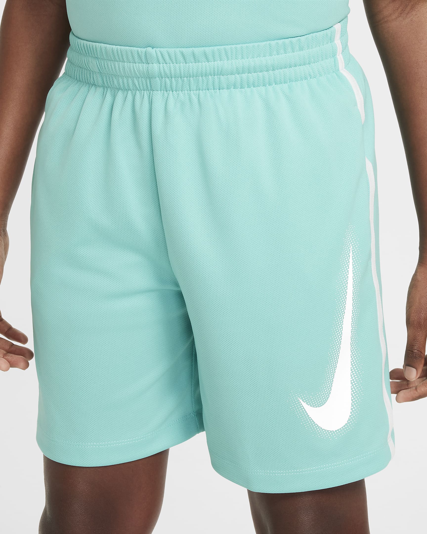 Nike Multi Pantalons curts Dri-FIT amb estampat d'entrenament - Nen - Green Frost/Blanc/Blanc