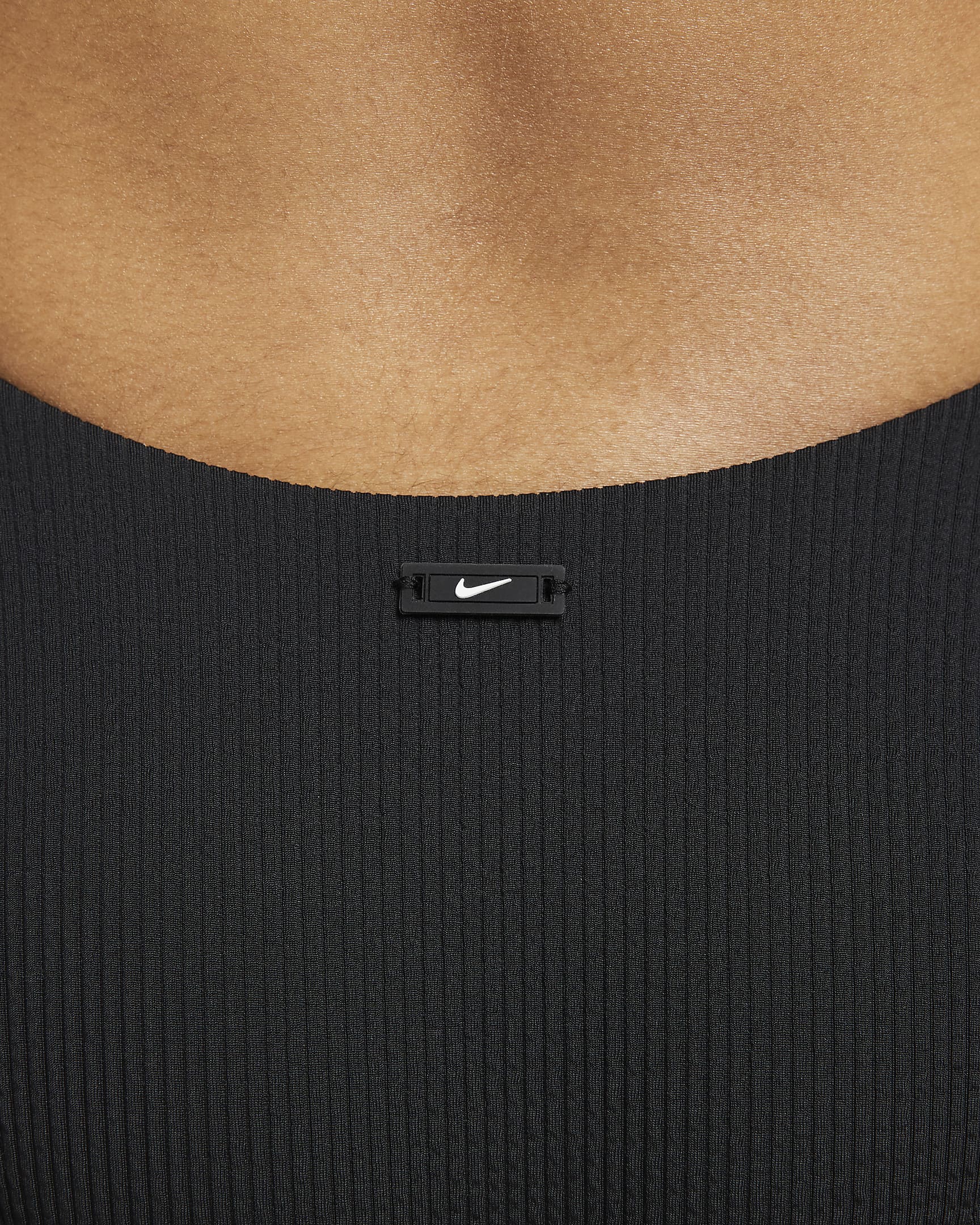 Nike-badedragt med krydsryg til kvinder - sort/hvid