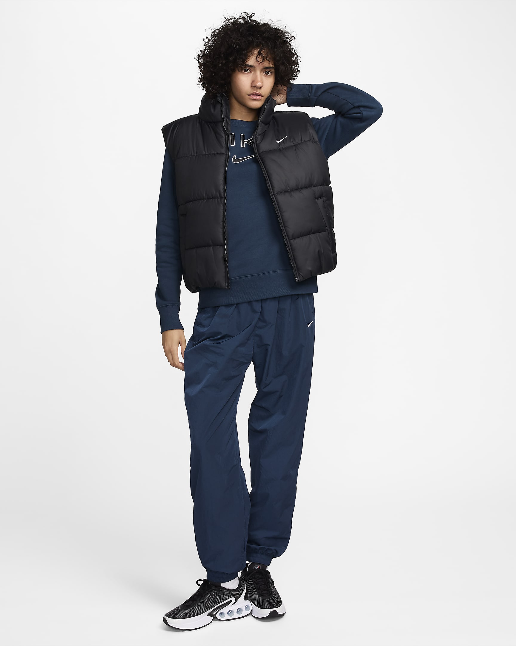 Nike Sportswear Classic Puffer Therma-FIT ledig vest til dame - Svart/Hvit