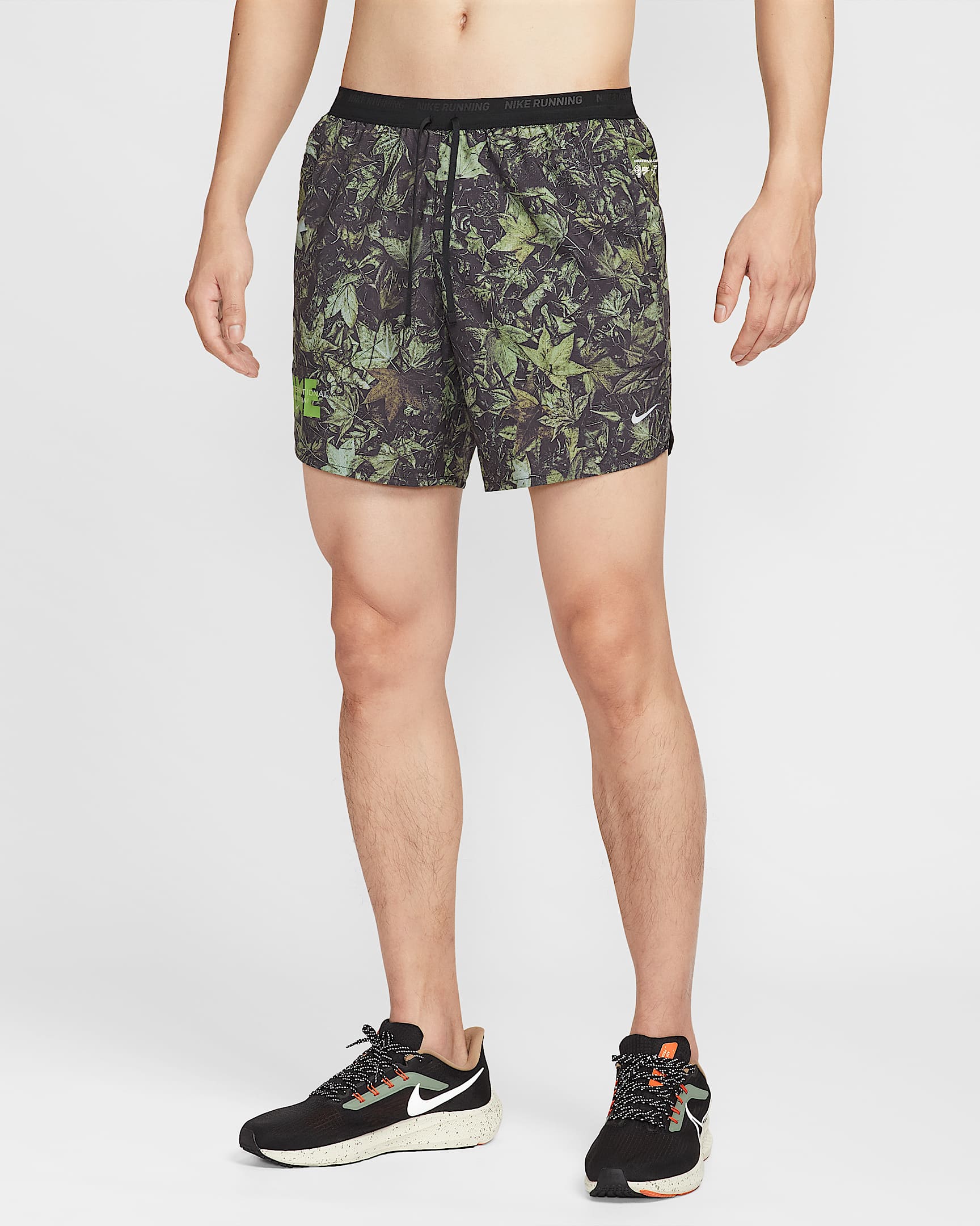 Nike Stride Men's Dri-FIT 18cm (approx) Brief-Lined Printed Running Shorts - Black/White/Forest Green