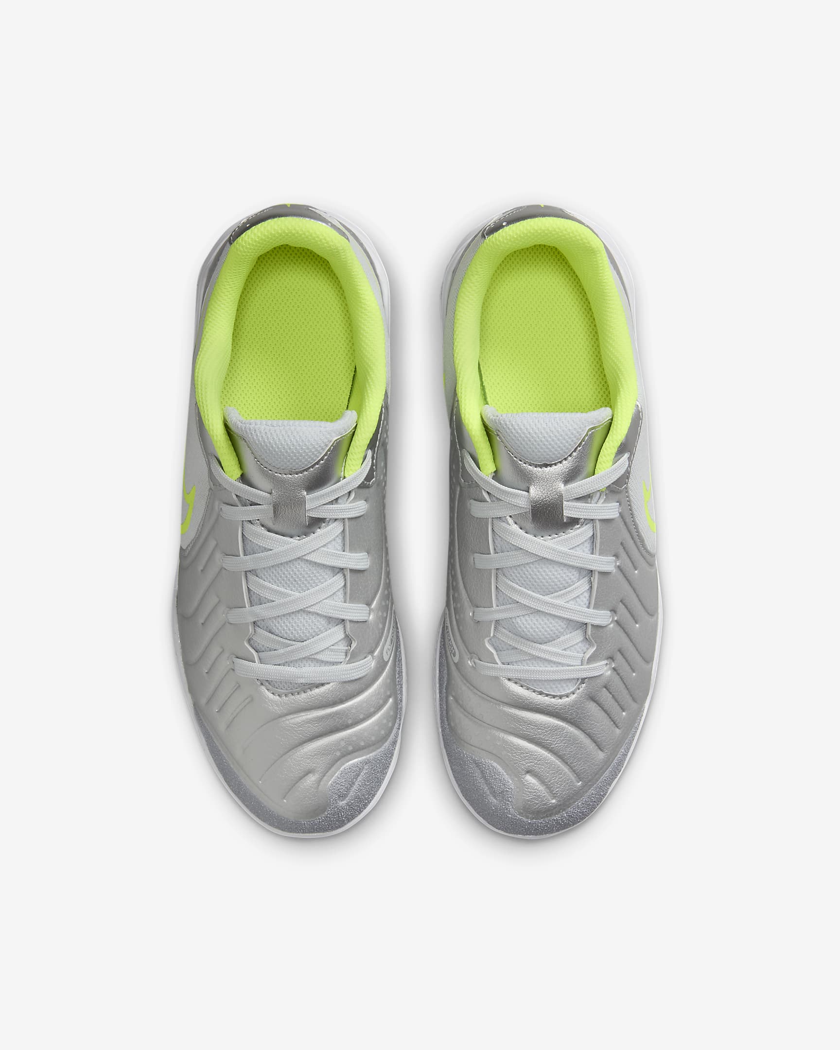 Nike Jr. Tiempo Legend 10 Academy alacsony szárú futballcipő gyerekeknek/nagyobb gyerekeknek, fedett pályára - Metallic Silver/Volt/Fekete