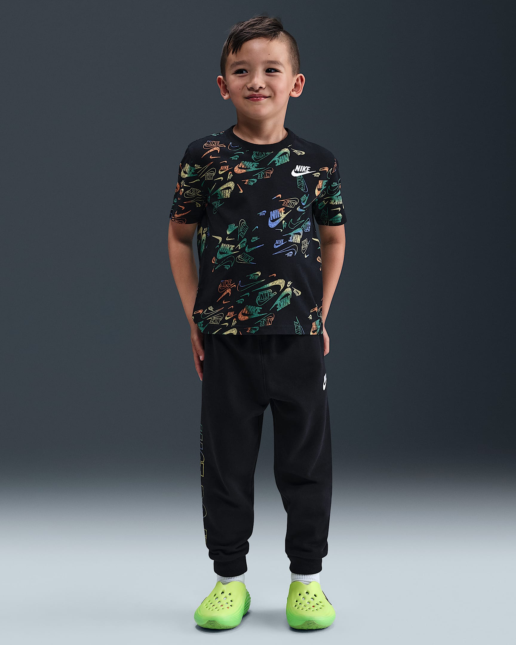 Conjunto de playera y pants Reveal estampado para niños talla pequeña Nike Sportswear - Negro