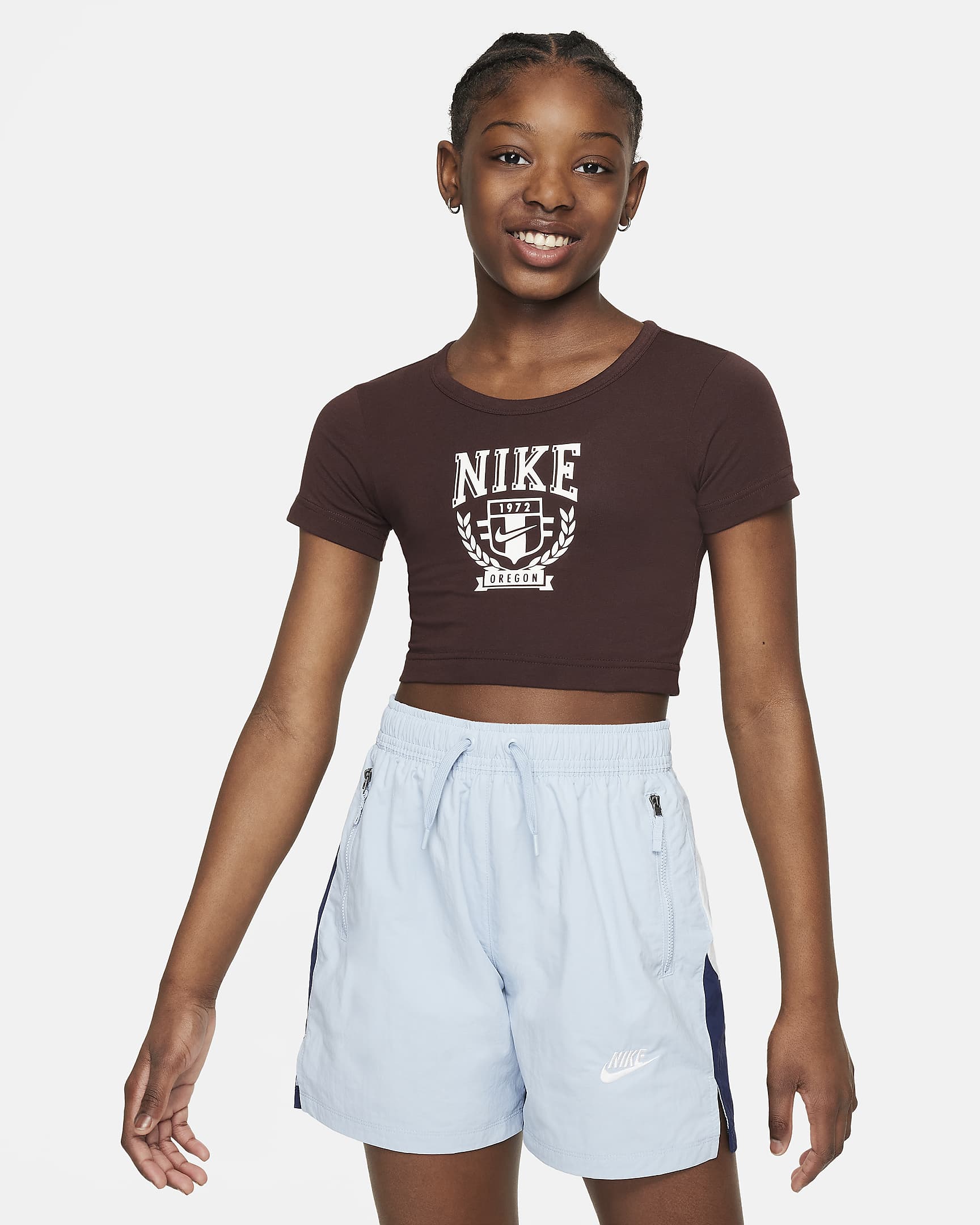 Playera con gráfico para niñas talla grande Nike Sportswear - Tierra