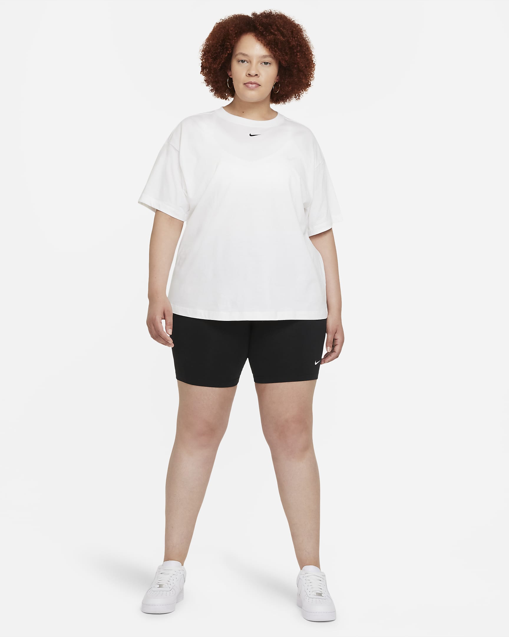 Camisola de manga curta com ajuste folgado Nike Sportswear Essential para mulher (tamanho Plus) - Branco/Preto